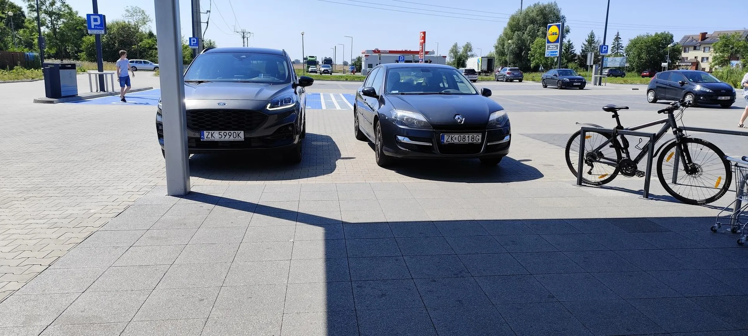 Bliżej wejścia się już nie dało, wyznaczone miejsca parkingowe półtora metra obok