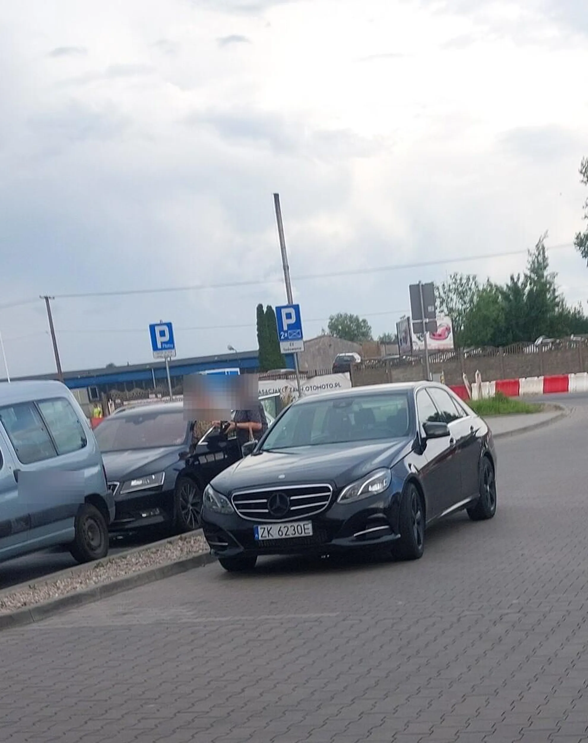 Im droższe auto wym więcej słomy z butów wystaje. Sobota wieczór. Pól parkingu wolne ale nie, trzeba stanąć na środku drogi utrudniając wszystkim innym wjazd i wyjazd. Jak by mógł to pewnie pod same kasy by zaparkował.