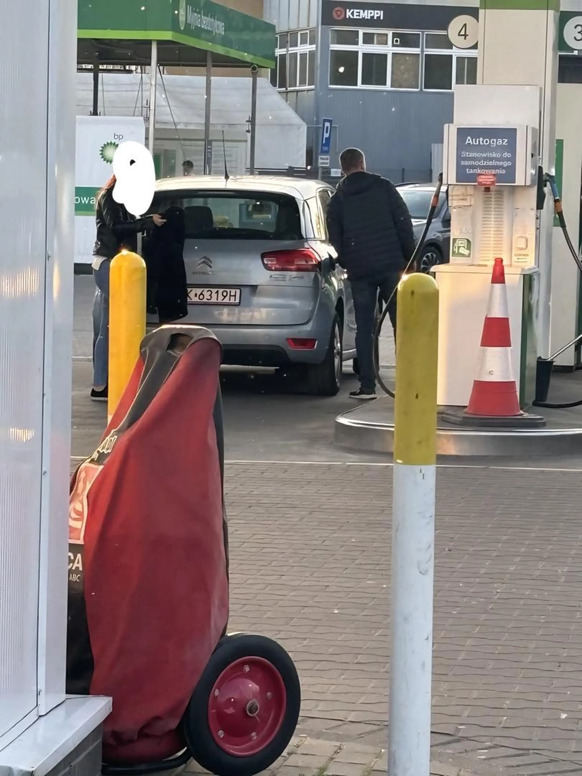 Ruda baba za kółkiem w citroenie nie zatrzymuje sie na pasach