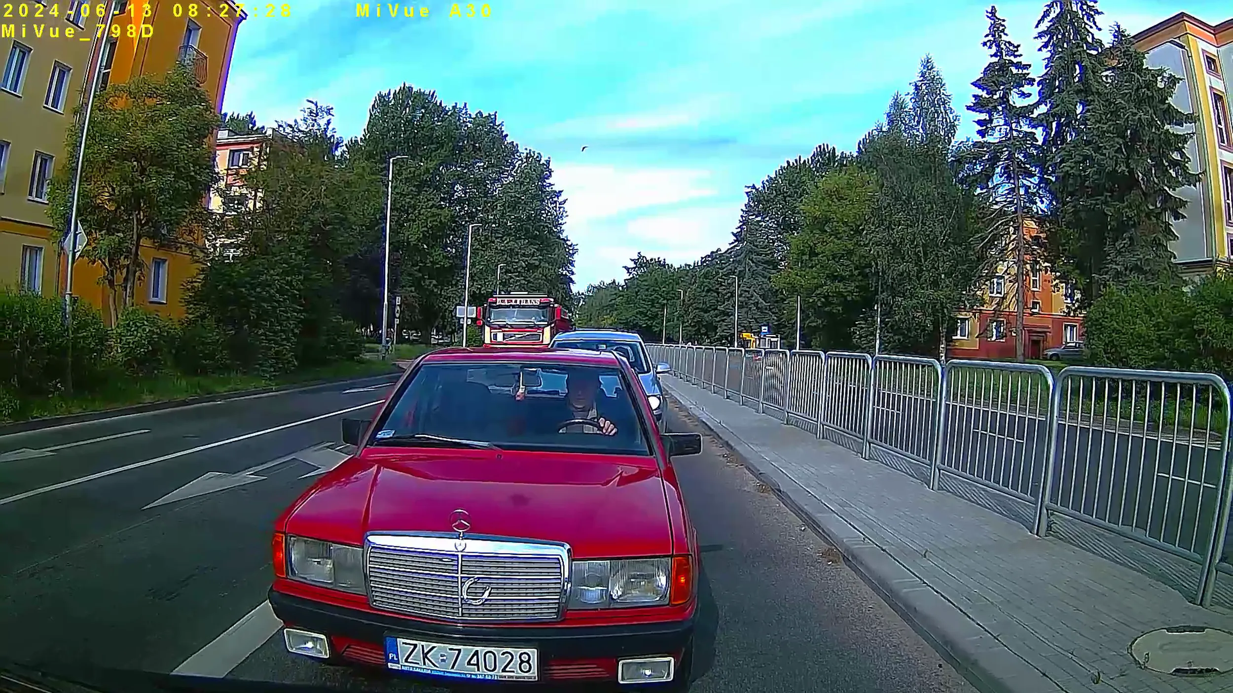 Dziadek nieśmiało popędza klaksonem, podczas ustępowania przeze mnie pierwszeństwa. Na pewno wie jak działa klakson. Szkoda, że nie wie do czego służy, tak samo jak światła i kierunkowskazy. Na dystansie około 2 km, które za mną jechał, wielokrotnie zmieniał pas ruchu oraz kierunek jazdy, przy czy kierunkowskaz użył tylko jeden raz. Chyba przez przypadek mu się wrzucił.