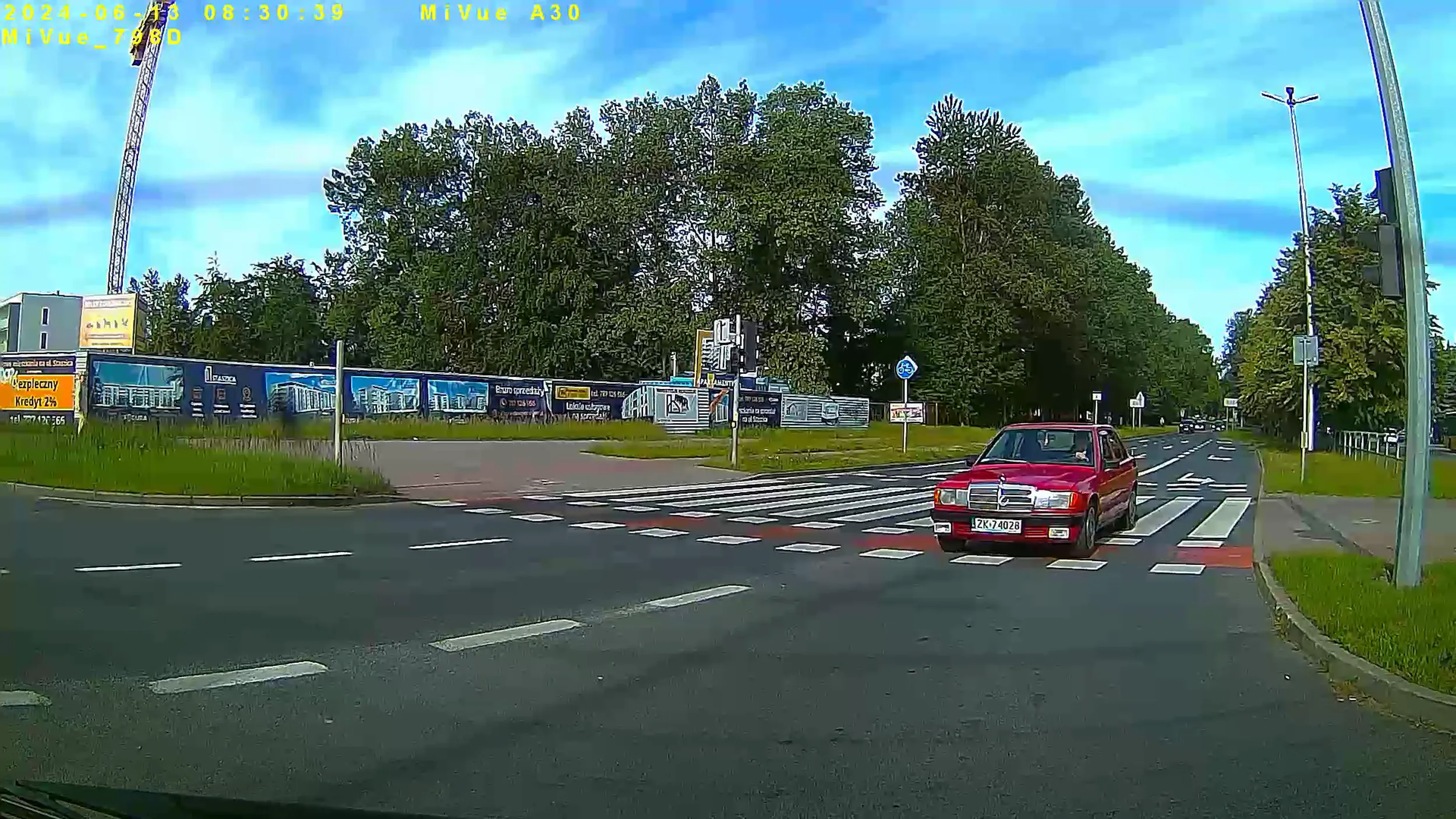 Dziadek nieśmiało popędza klaksonem, podczas ustępowania przeze mnie pierwszeństwa. Na pewno wie jak działa klakson. Szkoda, że nie wie do czego służy, tak samo jak światła i kierunkowskazy. Na dystansie około 2 km, które za mną jechał, wielokrotnie zmieniał pas ruchu oraz kierunek jazdy, przy czy kierunkowskaz użył tylko jeden raz. Chyba przez przypadek mu się wrzucił.