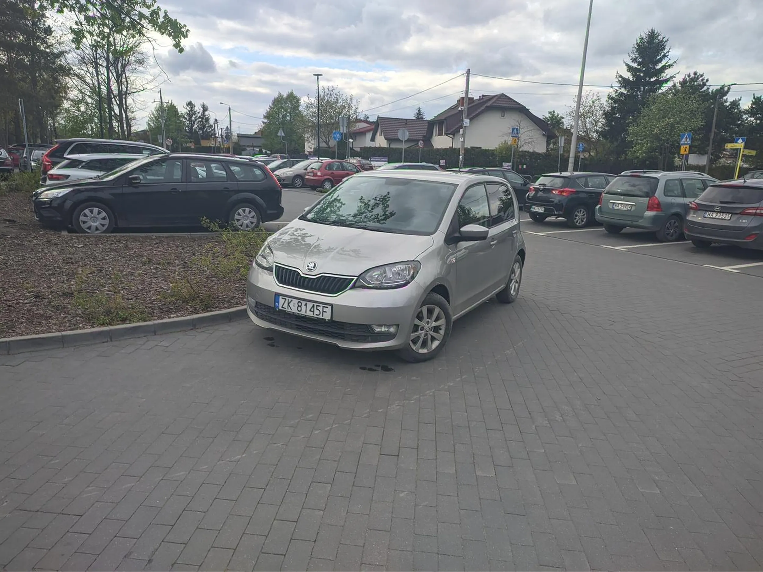 Środek skrzyżowania to odpowiednie miejsce do parkowania skody. Nie istotne że na parkingu są wyznaczone miejsca, istotne żeby zasłonić skrzyżowanie i utrudnić innym ruch i mieć bliżej.