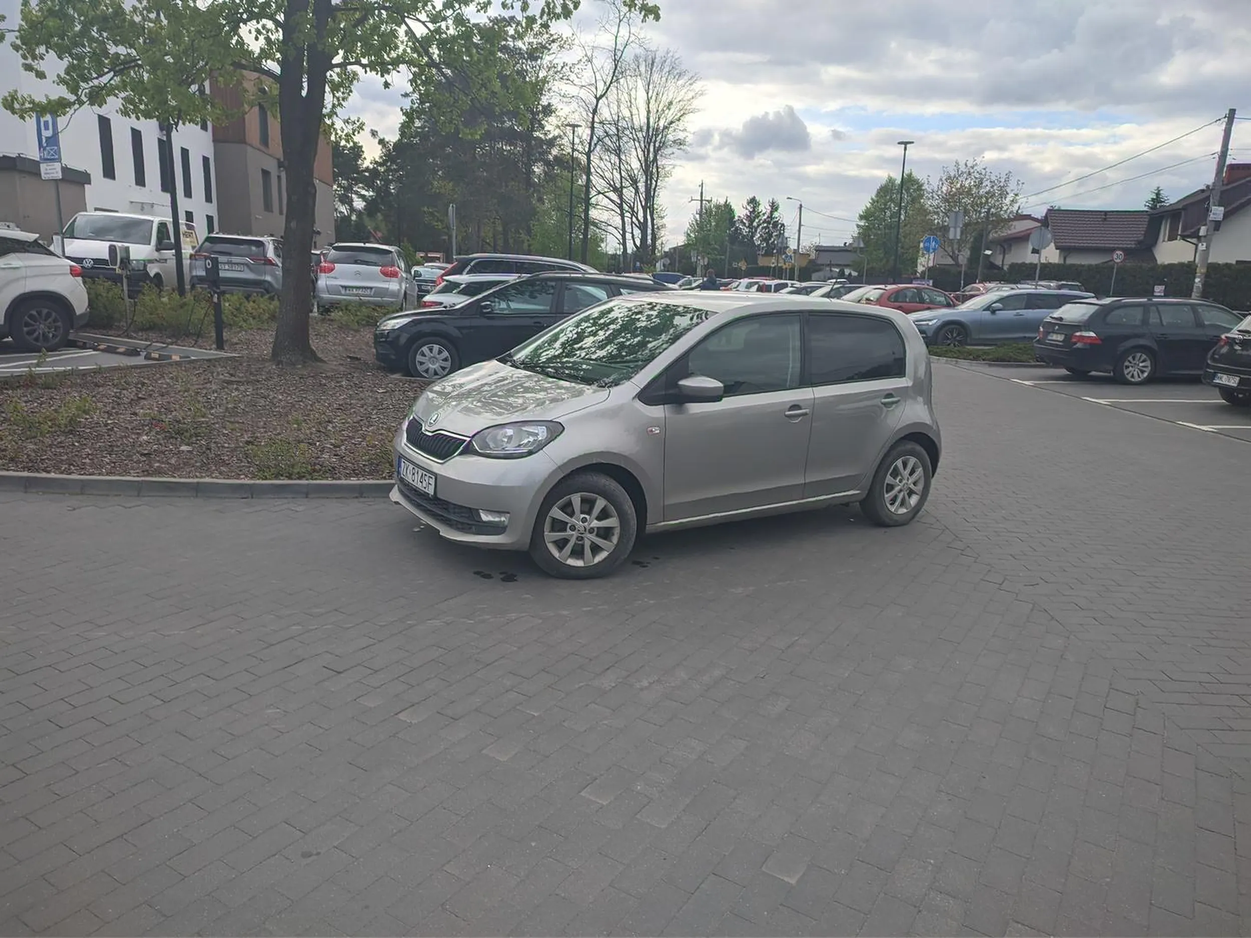 Środek skrzyżowania to odpowiednie miejsce do parkowania skody. Nie istotne że na parkingu są wyznaczone miejsca, istotne żeby zasłonić skrzyżowanie i utrudnić innym ruch i mieć bliżej.