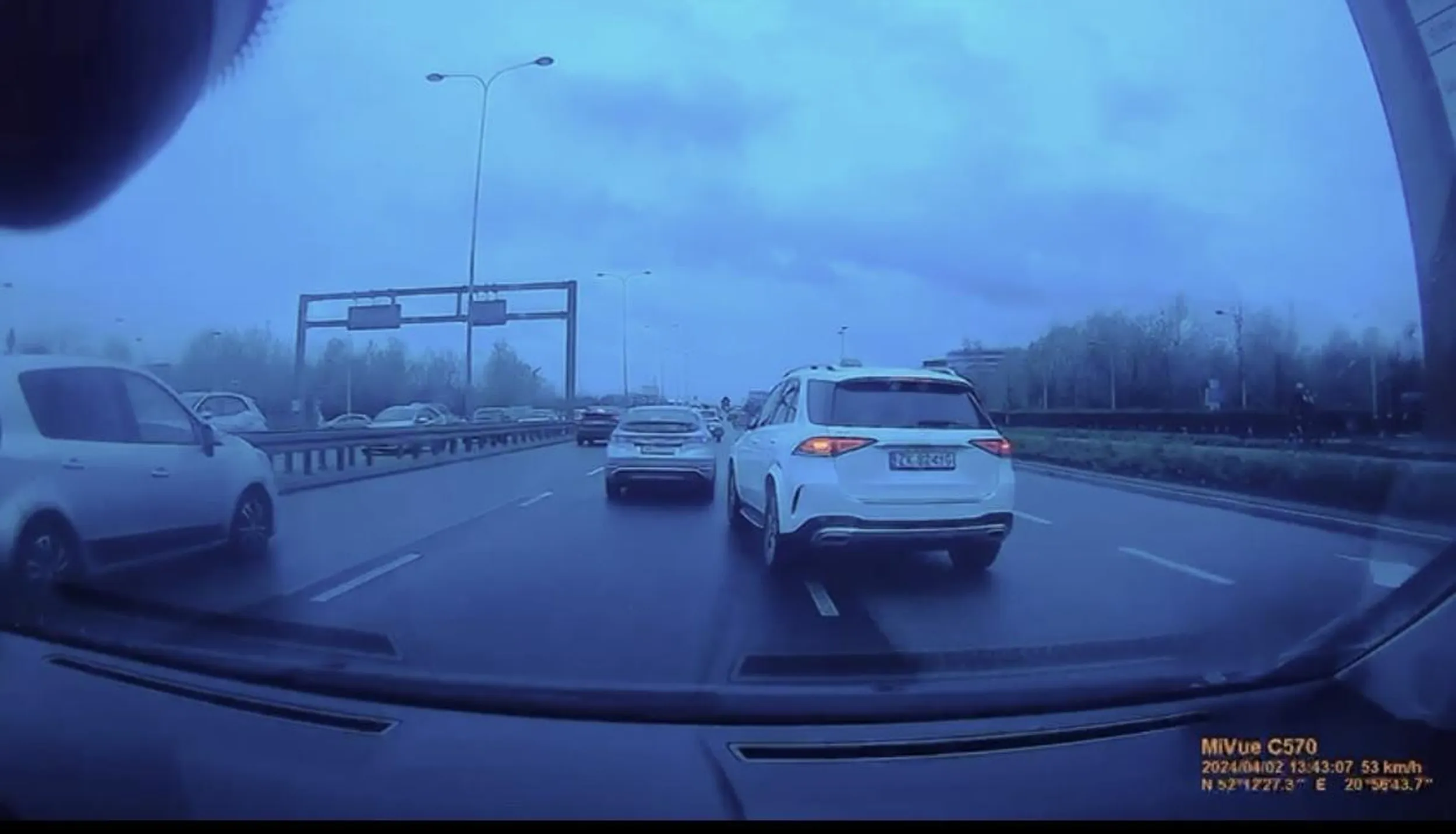 Człowiek nie uznaje jazdy na suwak, a potem mu odwala, ciągle zajeżdża, trąbi, ze 3 razy wyhamował cały pas aut... Tacy zakompleksieni kretyni powinni mieć zabierane prawko...