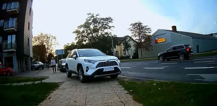 Takie parkowanie to przesada, zostawić dla pieszych 30cm chodnika, a wystarczyło cofnąć i już byłoby by miejsce...