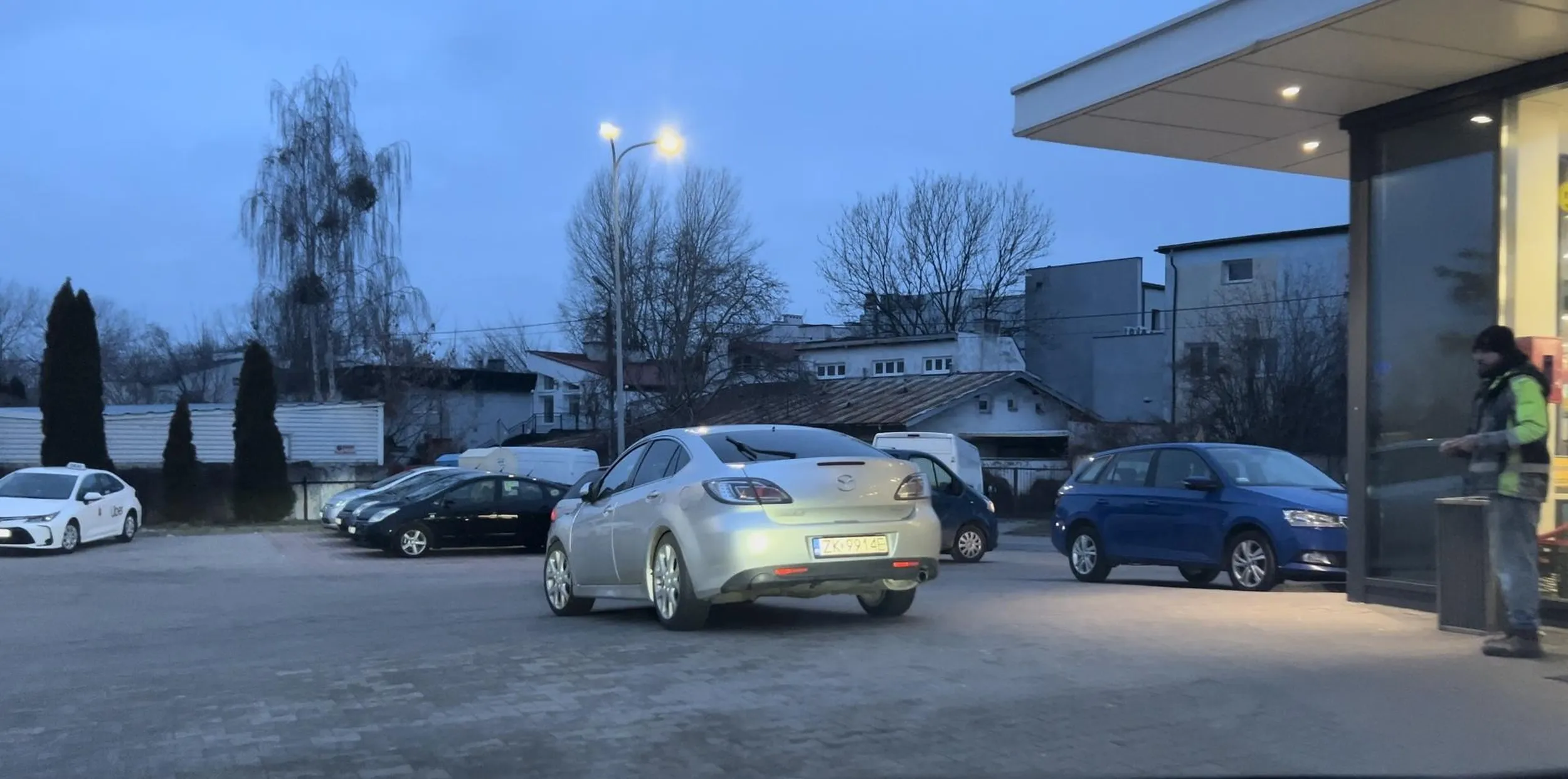 Ameba Parkingowa… blokuje przejazd.. Pruszków, aleje Jerozolimskie 454