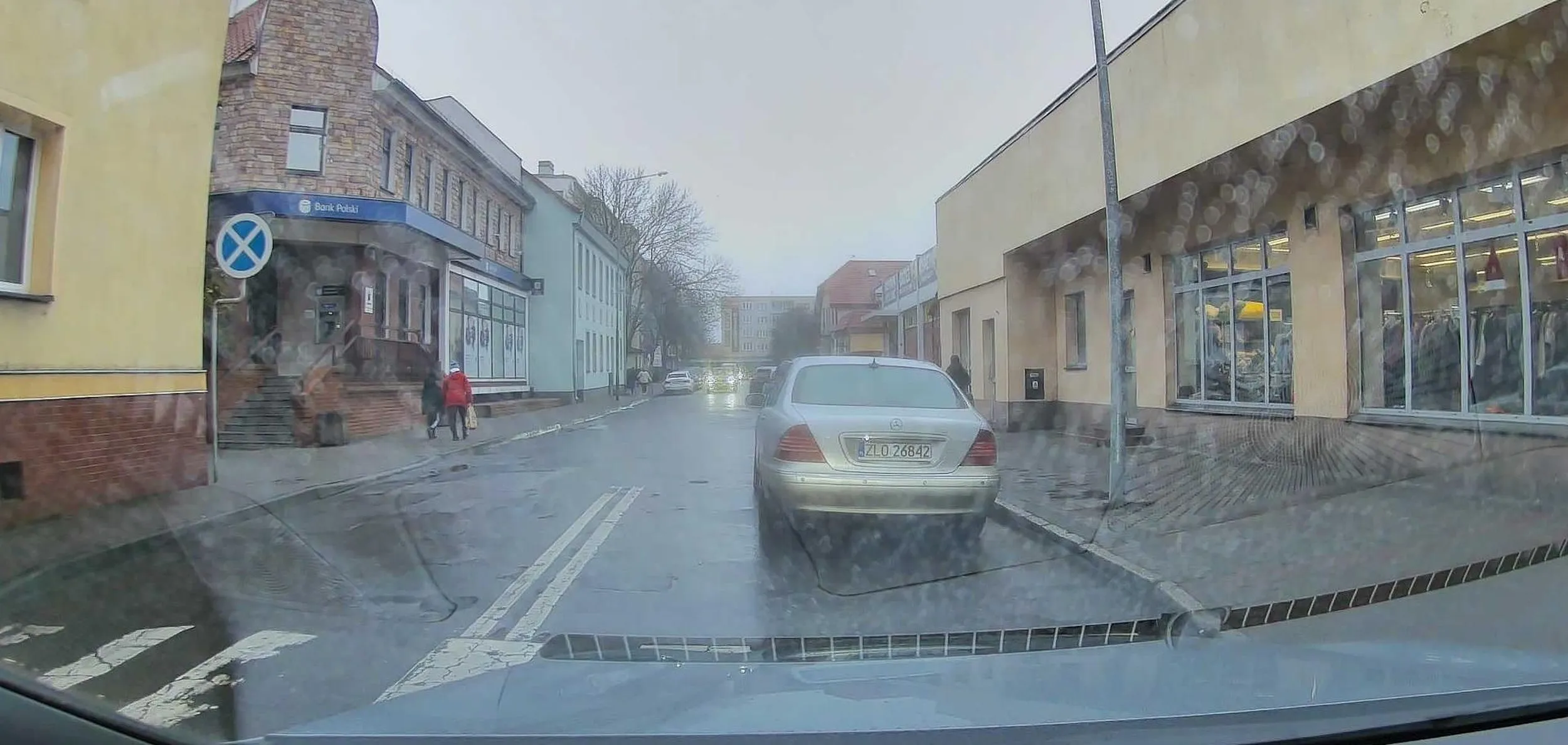 10 m od skrzyżowania i 1 m od przejścia na dwukierunkowej, to nie jest miejsce do parkowania.