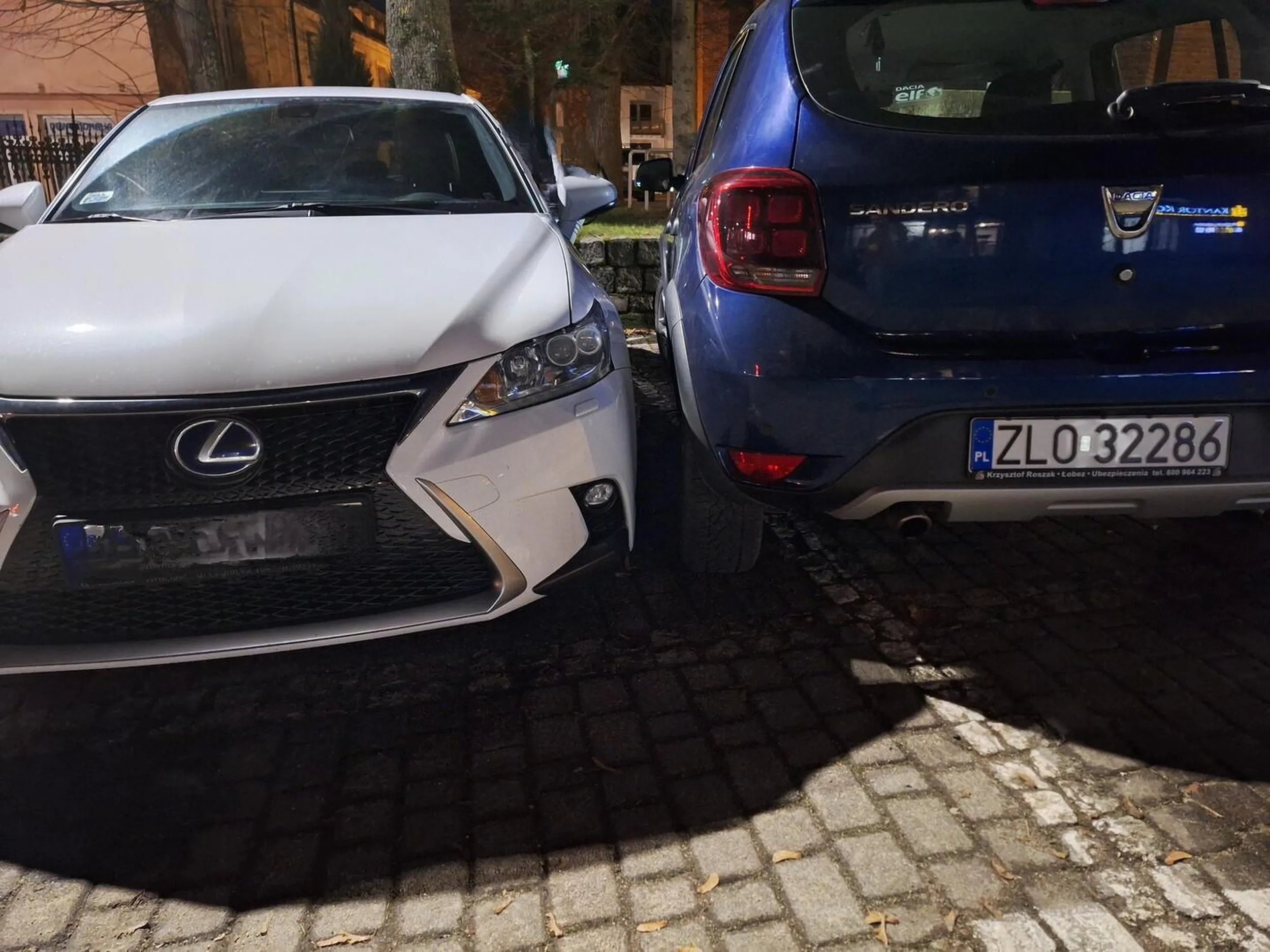 Nie wiem co Pan z Sandero miał na myśli i jak wyszedł z auta. P.S po prawej stronie spokojnie z 2m luzu.