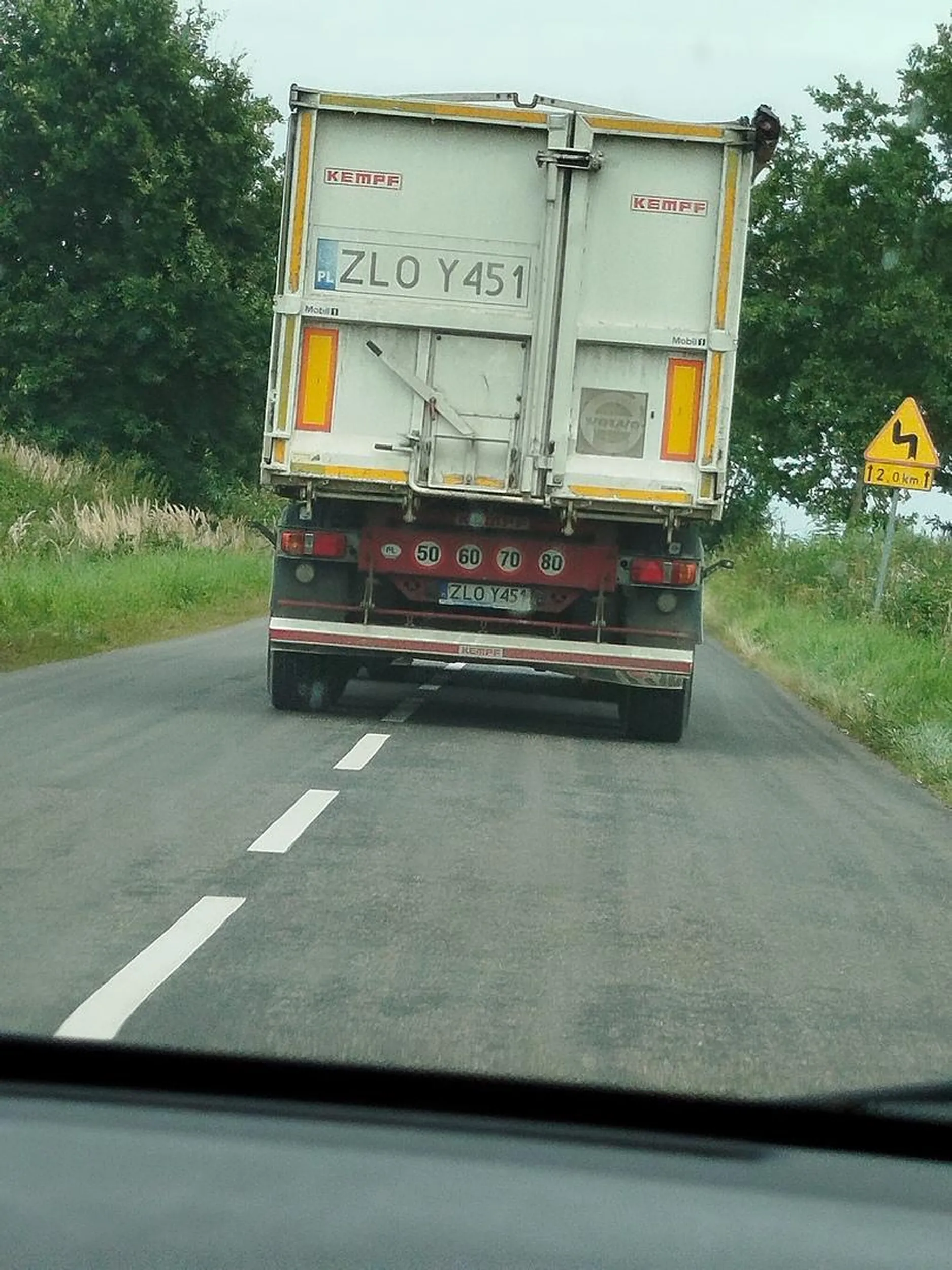 Jeździ środkiem jezdni