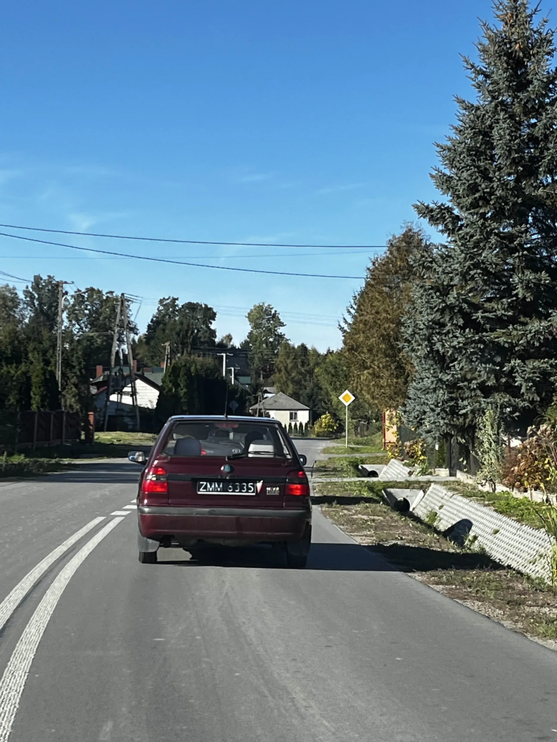 Kobieta nie umie jeździć jeździ pod prąd i pokazuje jakieś dziwne znaki.