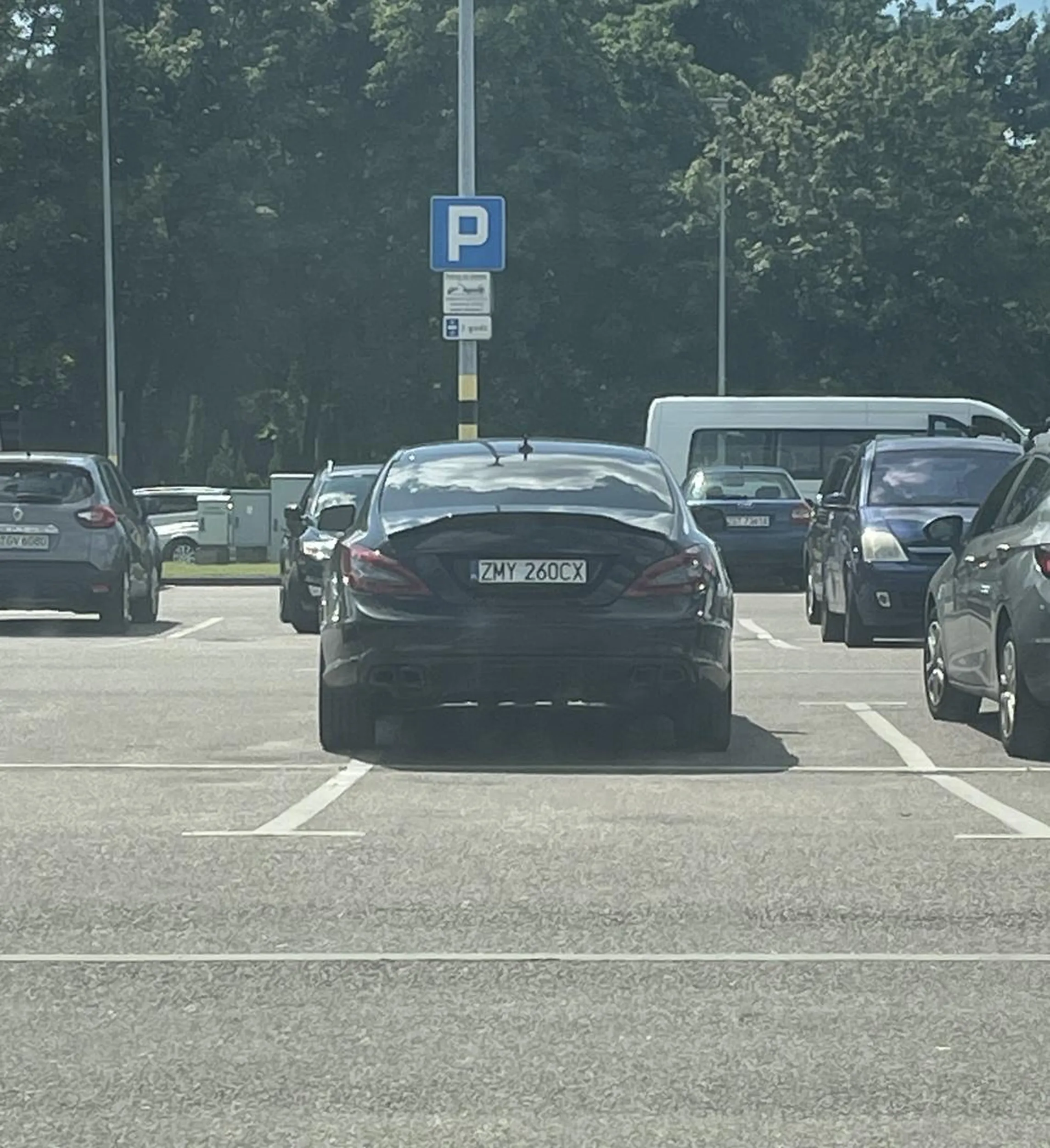 Tępa dzida. Chyba w przedszkolu wyjeżdżała za linię kolorowanki i tak już zostało ?‍♀️