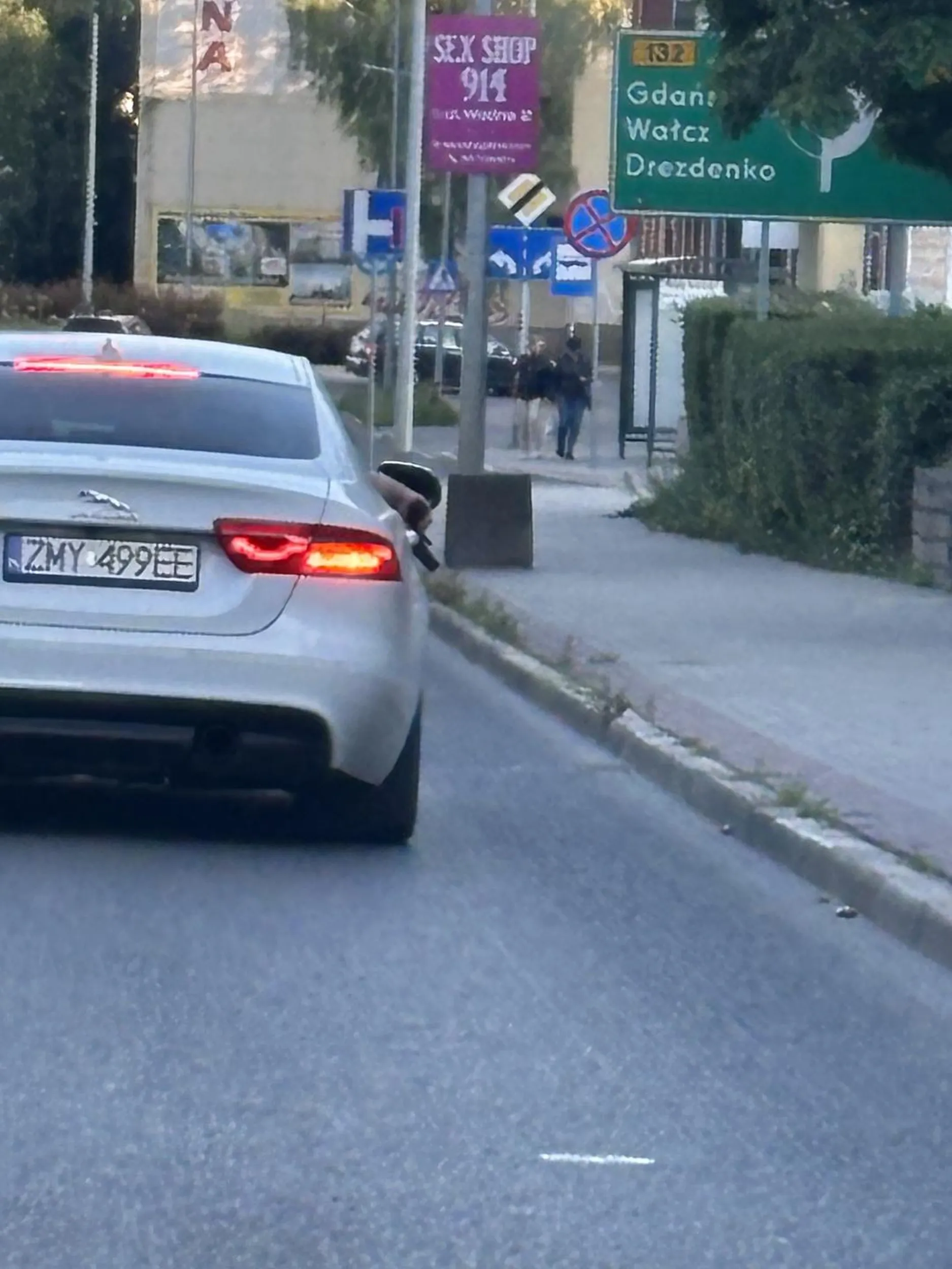 Wariat lata miastem, i do pieszych celuje z broni.