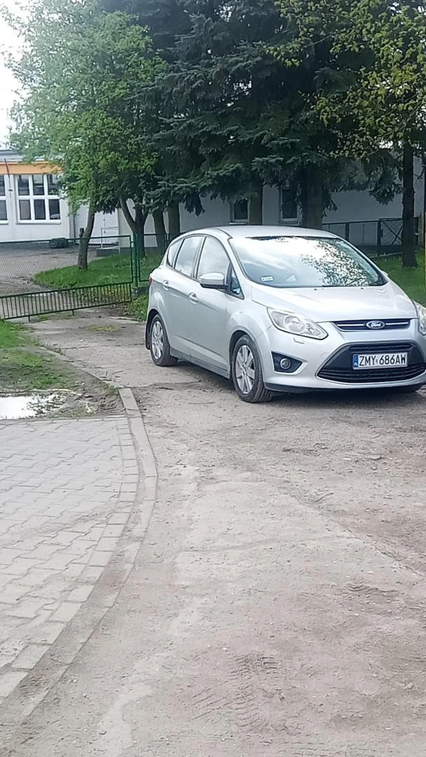 Wielki strażak blokuje wjazd do bramy