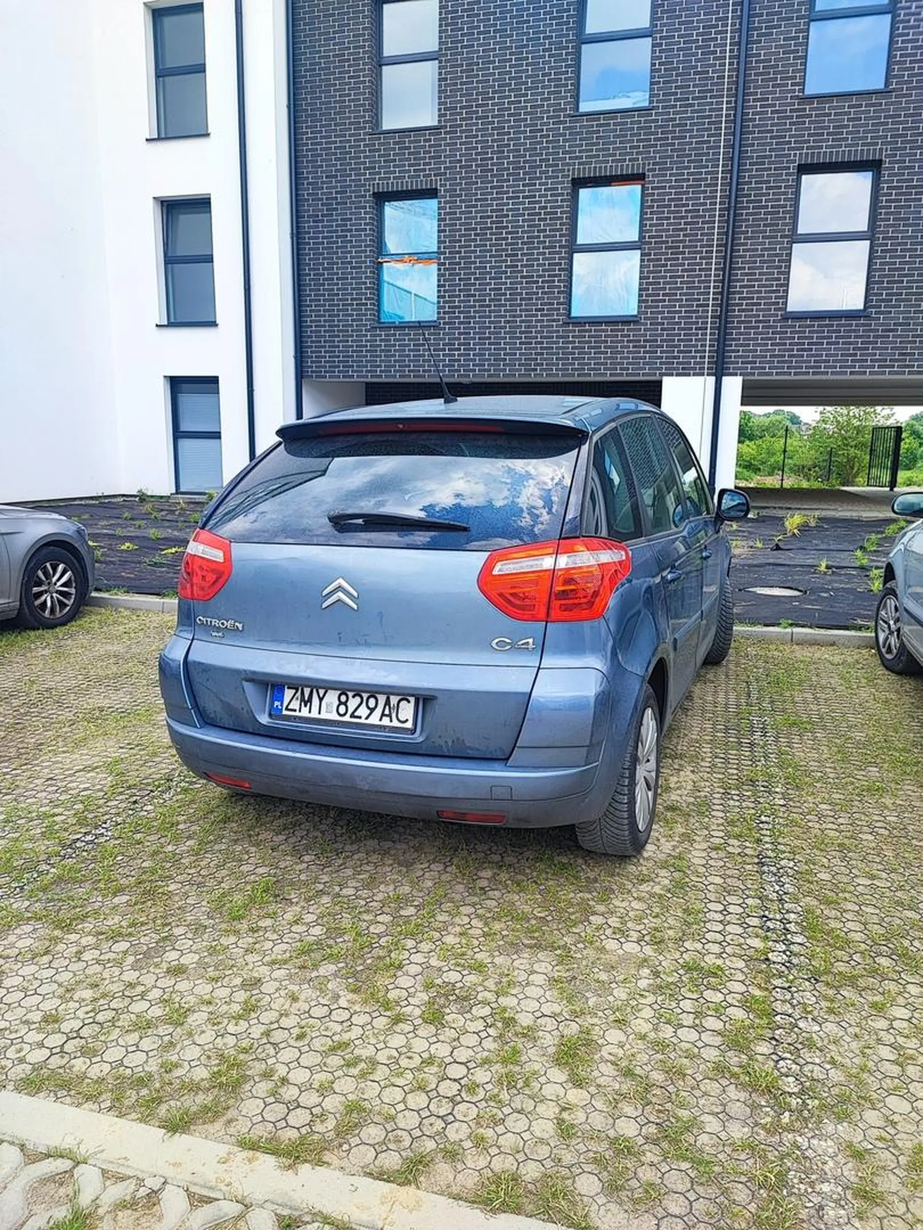 Nie dość że parkujesz jak pała to jeszcze zajmujesz moje prywatne miejsce parkingowe.