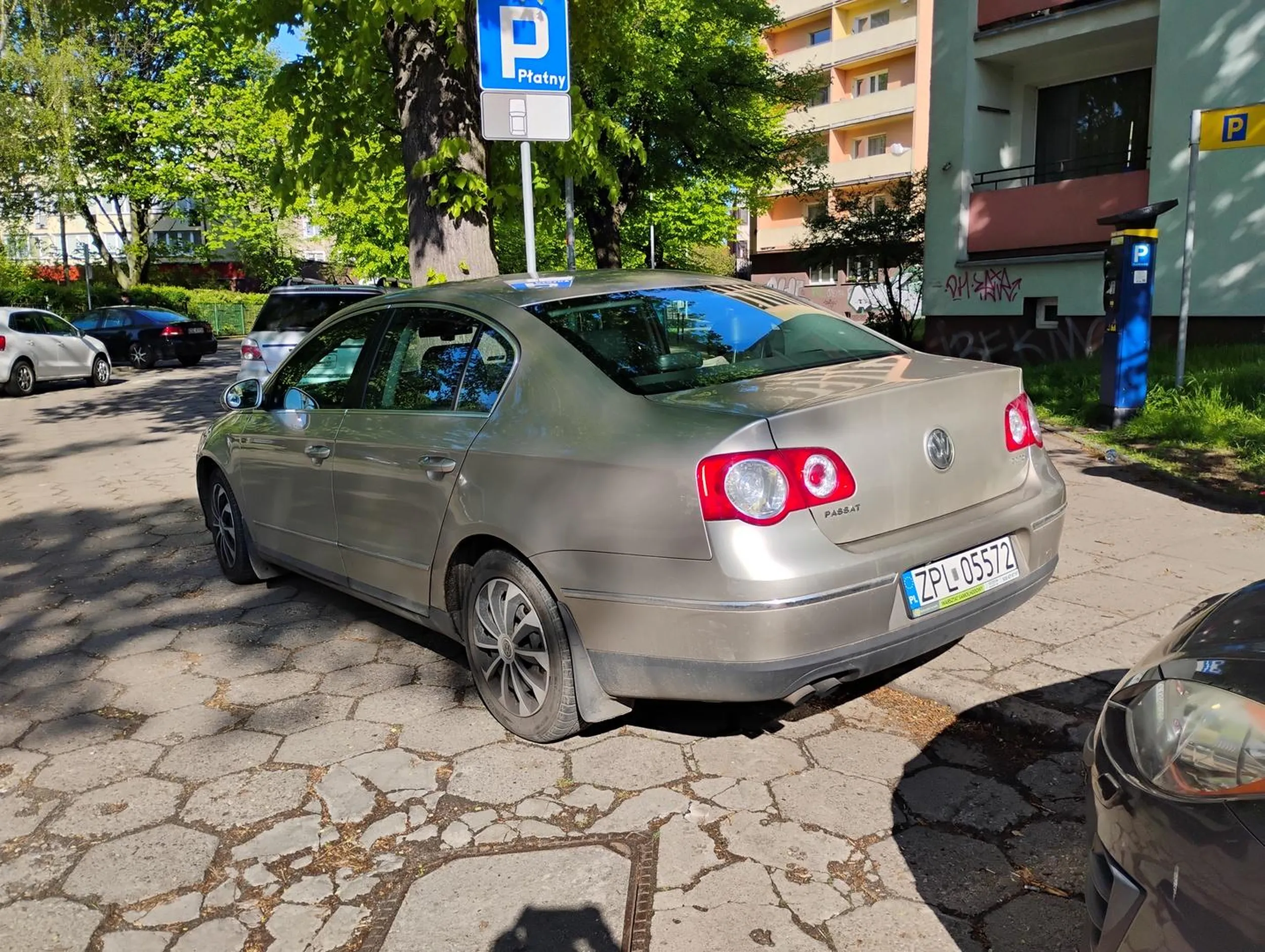 Cwaniaczek co chciał zaoszczędzić kilka złotych na strefie, więc stanął pomiędzy znakami. Zanim stoi taki sam cwaniak, ale tamten zablokował wyjazd ze strefy. W tej sytuacji została wezwana straż miejska i obaj kierowcy poniosą odpowiedzialność za nieprawidłowe parkowanie. Jak zapłacą kilkaset złotych mandatu i holowania to nie będzie im szkoda kilka złotych na strefę płatnego parkowania. Jak widać nie mieszkańcy Szczecina nie wiedzą jak się parkuje w mieście.