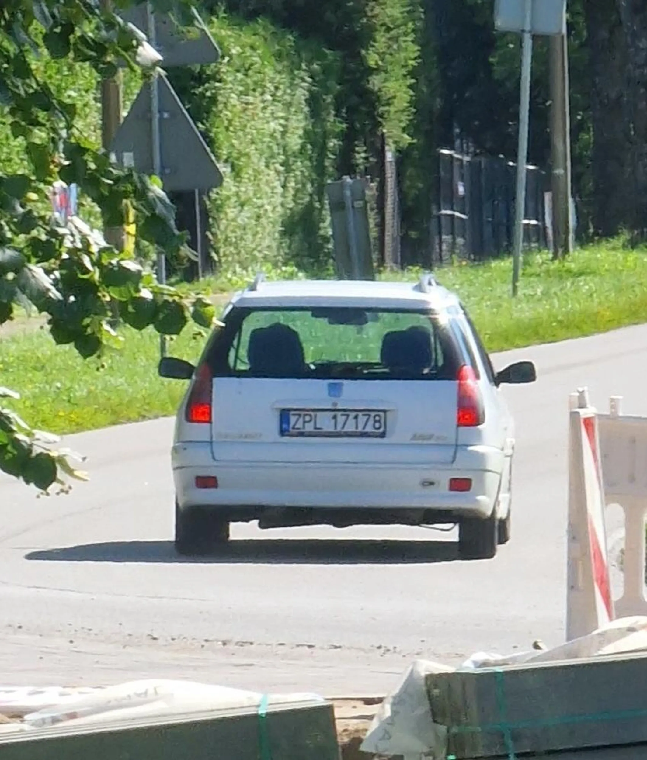 Nie zatrzymanie na przejeździe kolejowo drogowym plus przejazd przed nadjeżdżającym pociągiem... dobrze że przejazdy w gminie rewal są monitorowane. Spodziewaj się kwita cwaniaczku