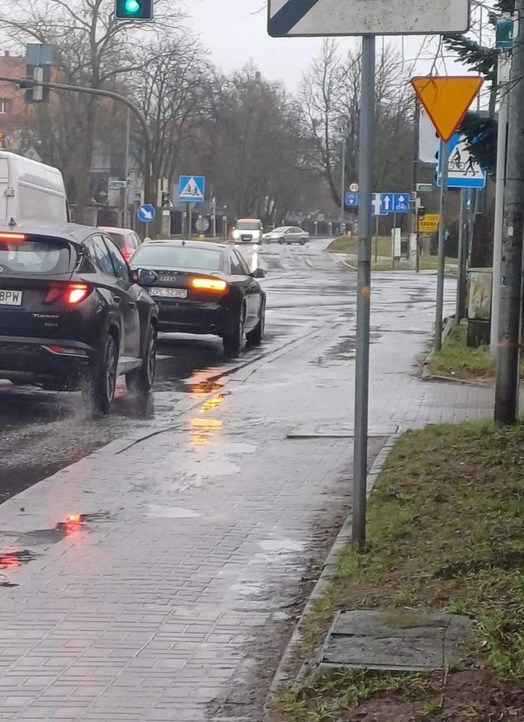 Bucu ochlapałeś mnie wjeżdżając z impetem prosto w kałuże, a mogłeś ją ominąć. Cymbał który myśli tylko o sobie. Bezmózg !!