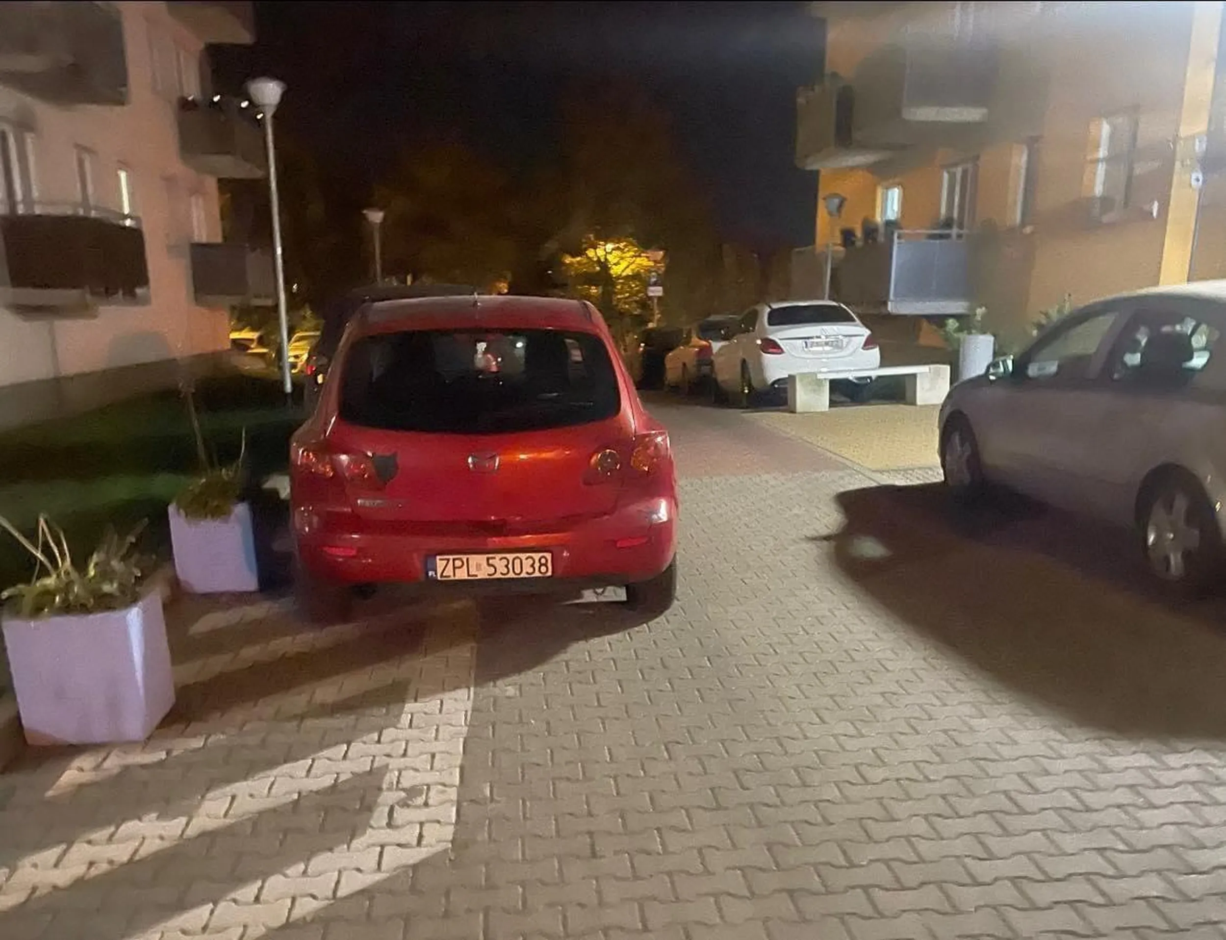 Choro umysłowy kierowca blokujący uliczkę na osiedlu