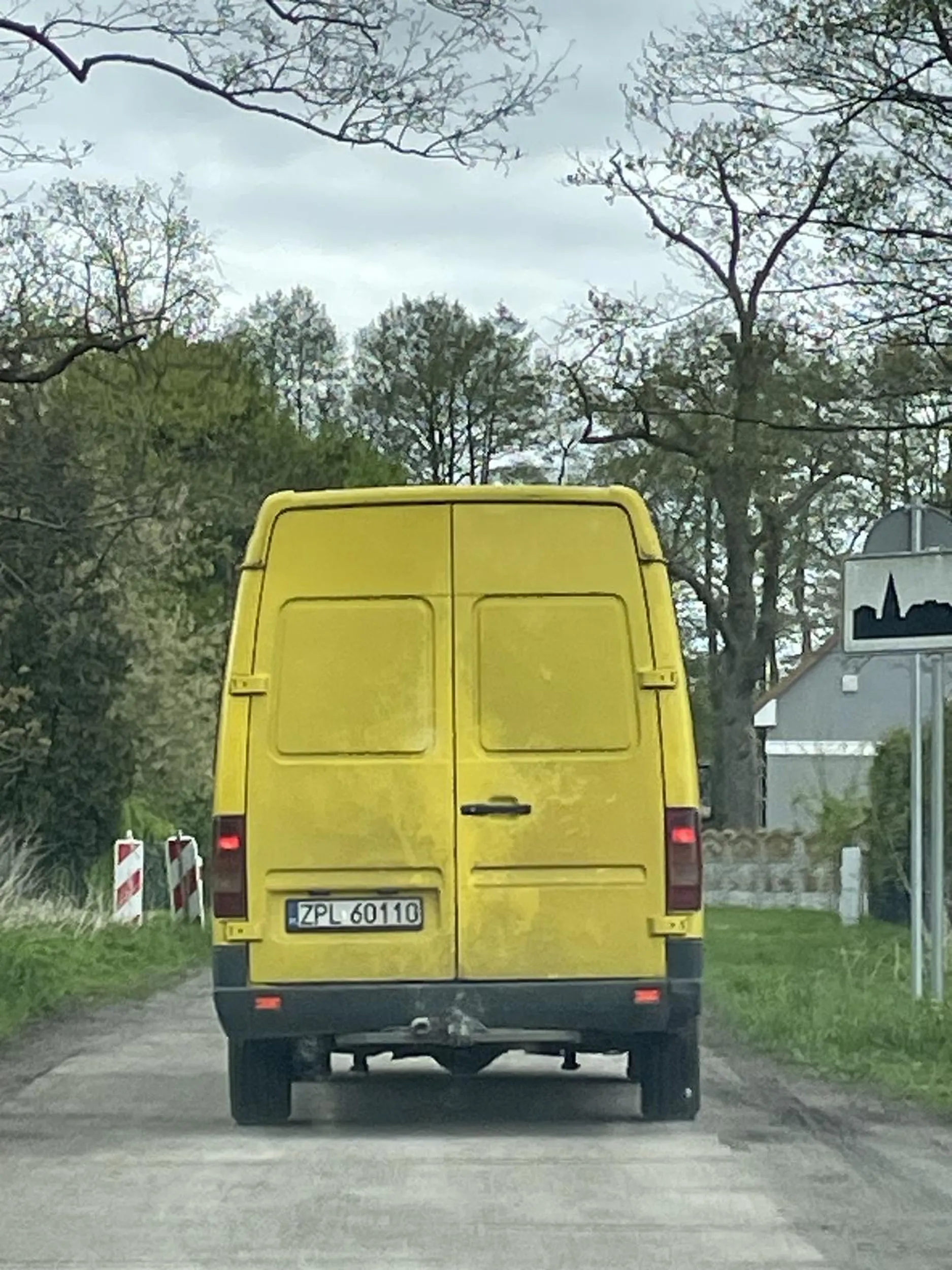 Ręka by uschła w pasażerowi gdyby śmieci potrzymał i wyrzucił do kosza nie w trawę?