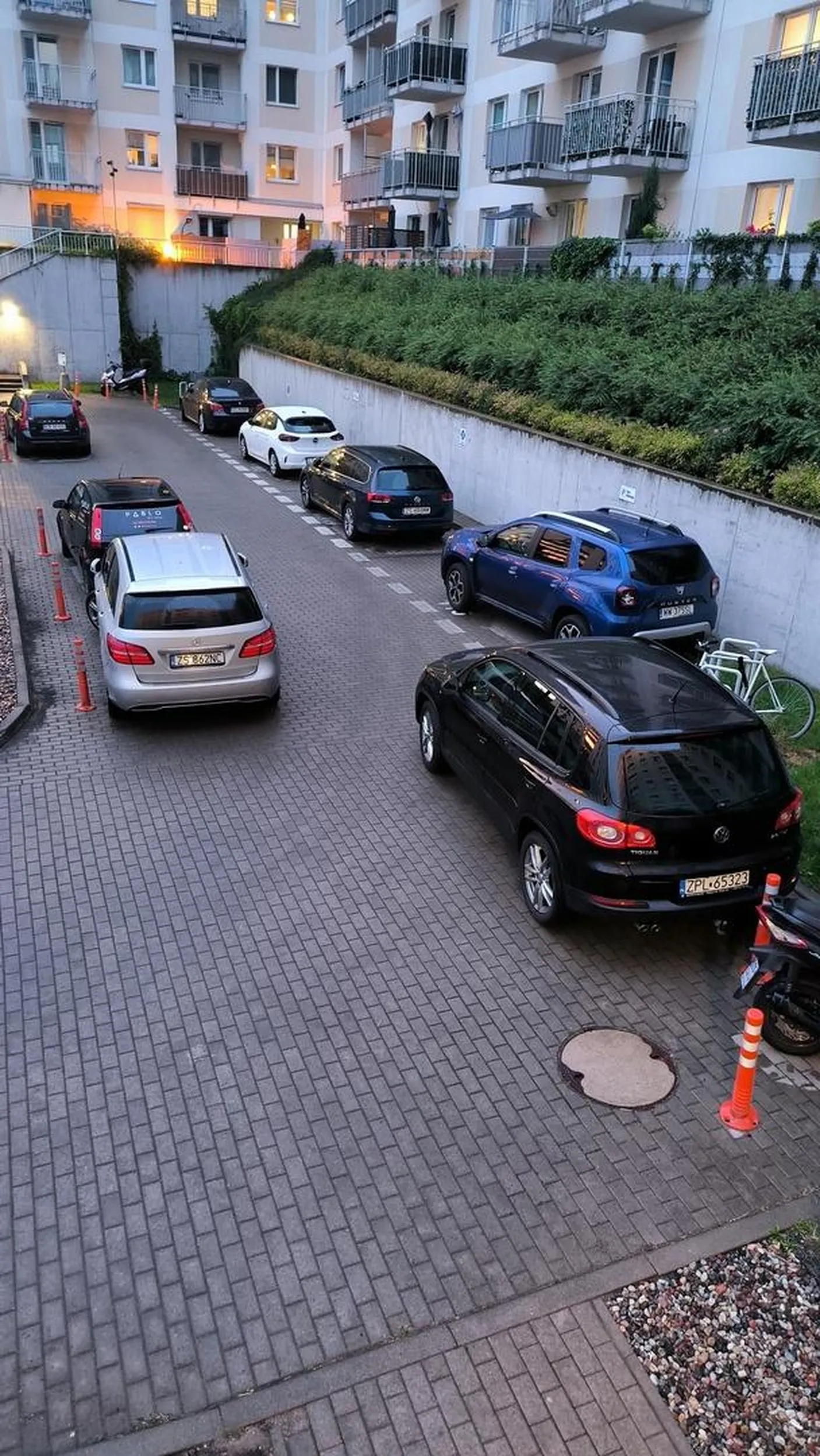 Kretyn który stwarza zagrożenie na drodze pożarowej. Niszczy cudze mienie.