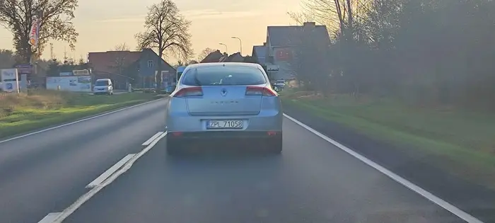 prawo jazdy wygral chyba w chipsach. Przy wyprzedzaniu i zmiany pasa na lewy nie patrzy w ogole w lusterka.