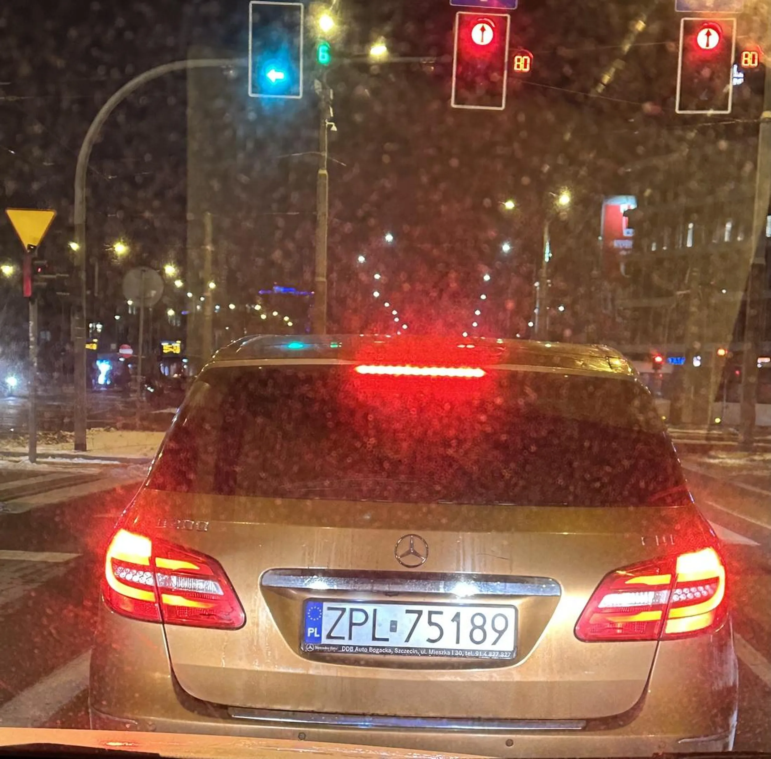 Daltonista. Hamuje na zielonym. Tacy ludzie powinni rowerem jeździć na nie autem