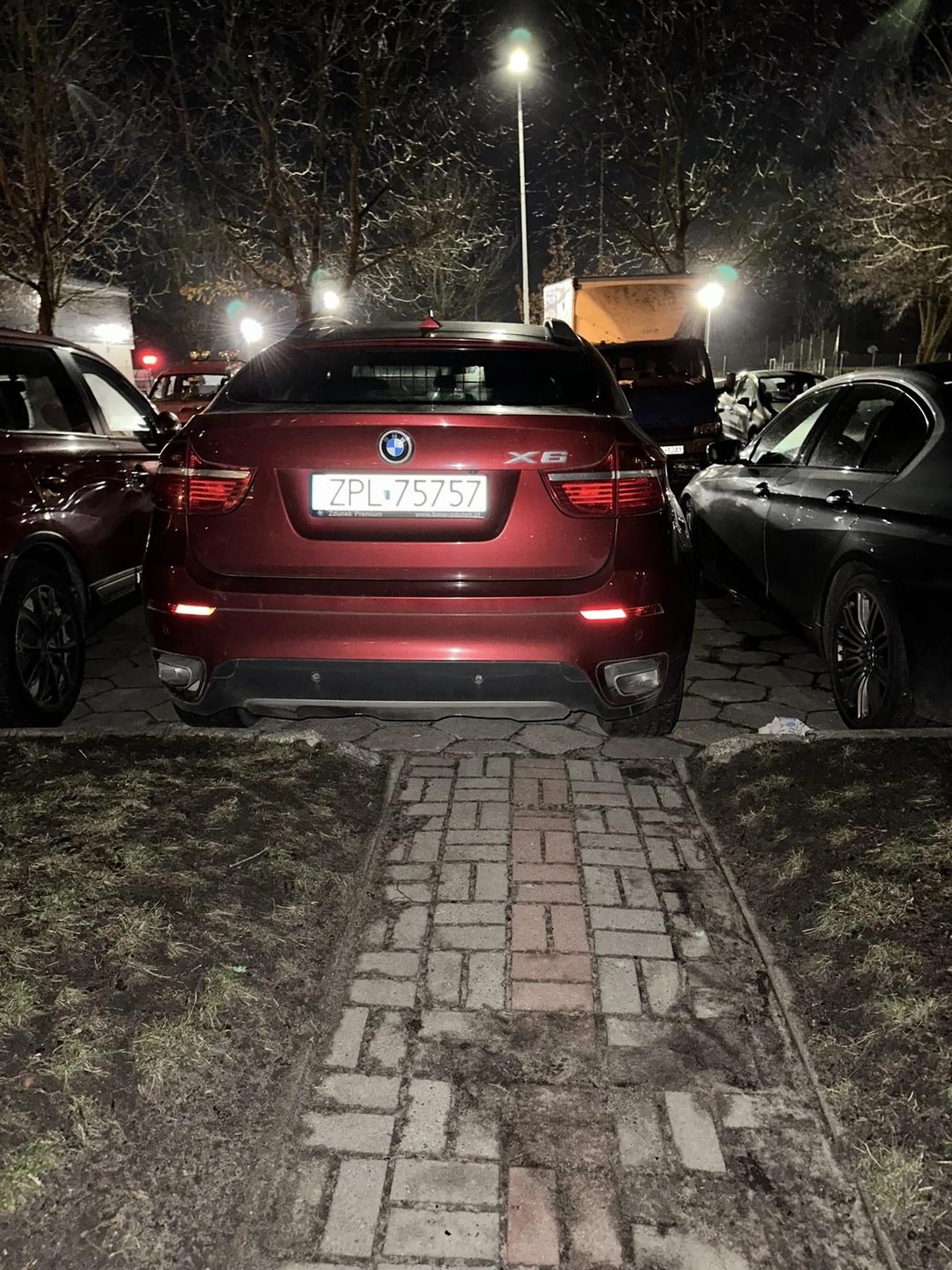 Ameba w BMW. Parkowanie na kopercie, notoryczne zastawianie chodnika