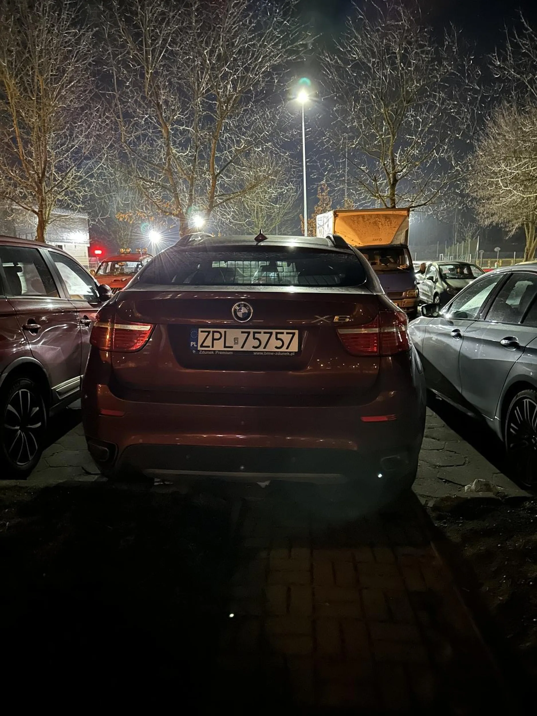 Ameba w BMW. Parkowanie na kopercie, notoryczne zastawianie chodnika