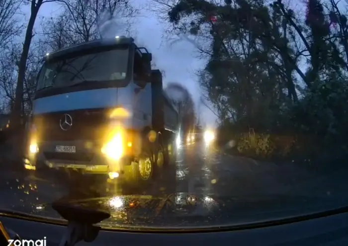 Burak , ham i prostak Myśli że tam gdzie duży przejeździe to i mały da radę