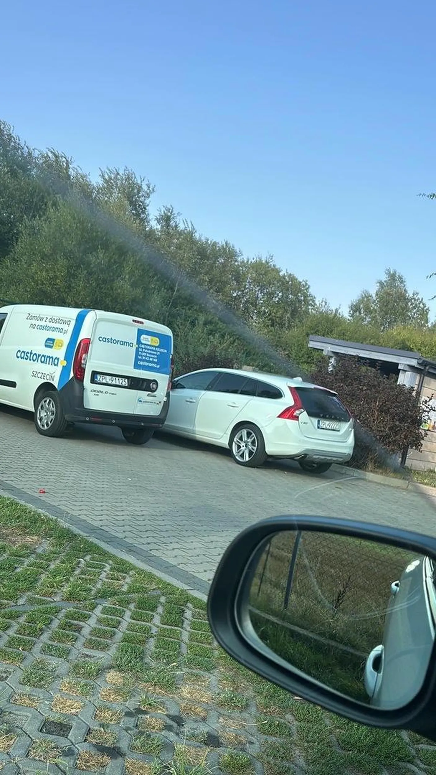 Chlop co zastawil moj prywatny  samochod „na chwilke” pomimo ze caly parking byl wolny