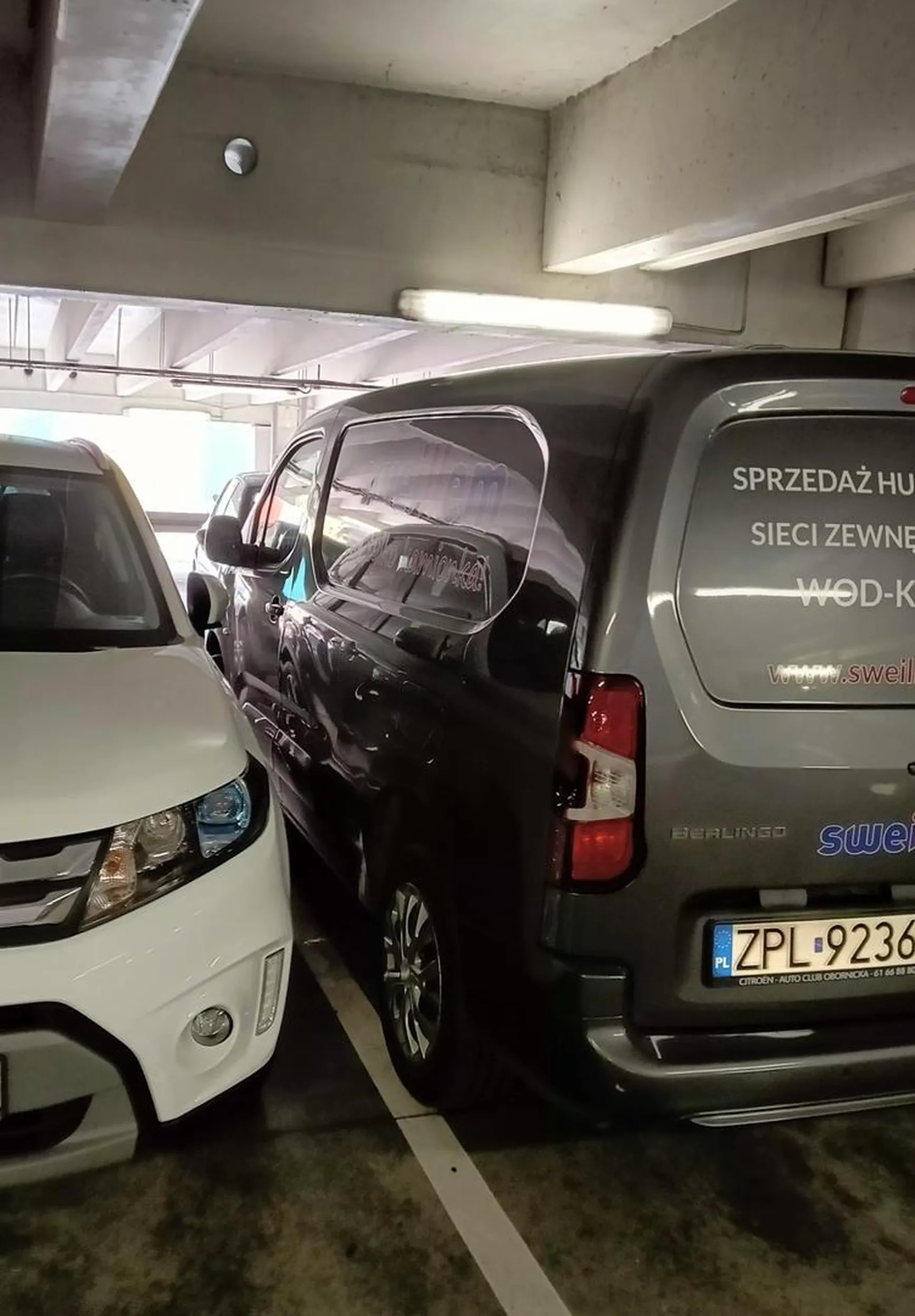 Zablokował możliwość wejścia do samochodu marce z małymi dziećmi . Obok puste miejsce. Firma sweillem