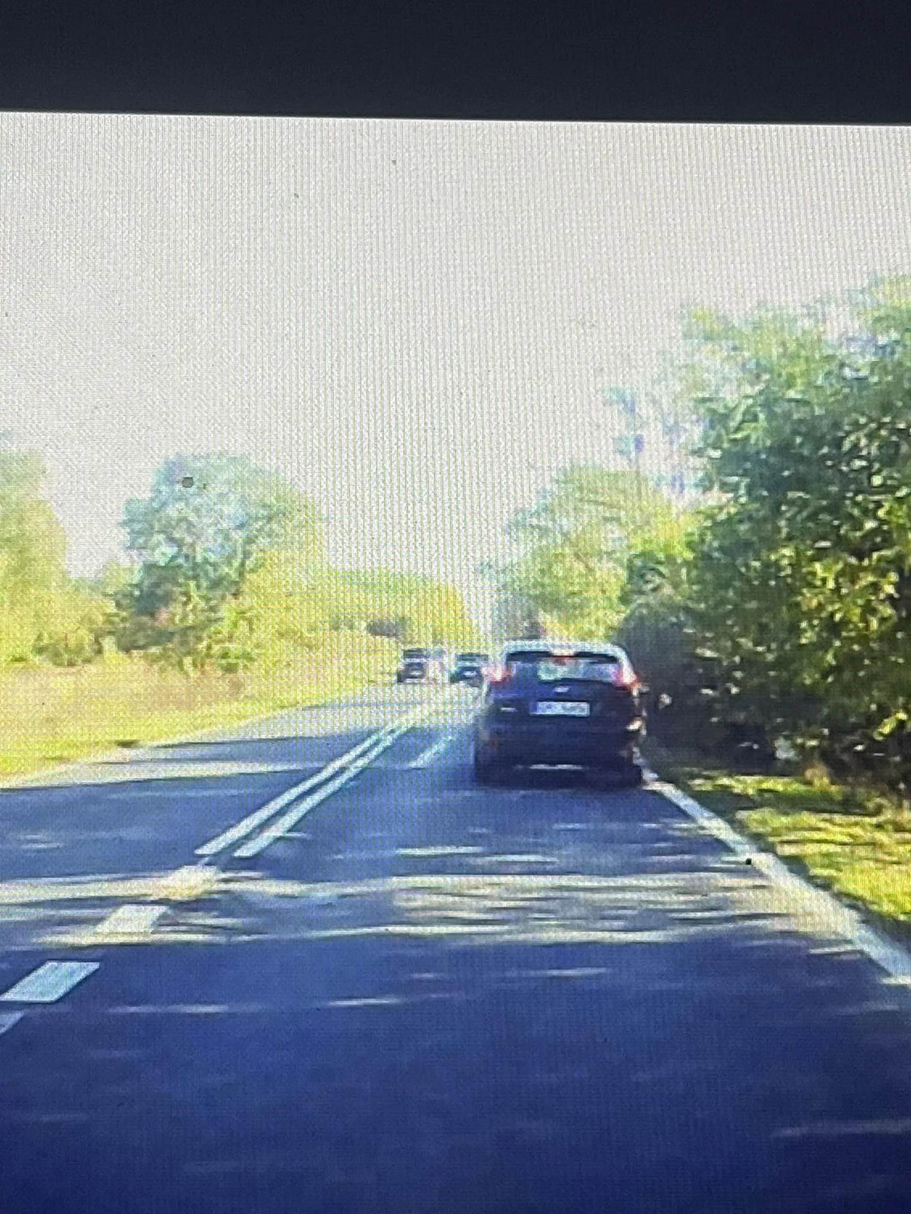 Wyjechał na czołówkę na zakazie wyprzedzania. Nagranie przesłane na policję …..dwa tygodnie po wyjechaniu gościu znowu by mnie zabił na osiedlu…. Hamulec w tym aucie jest najmniej używanym przedmiotem podobnie jak mózg kierowcy.