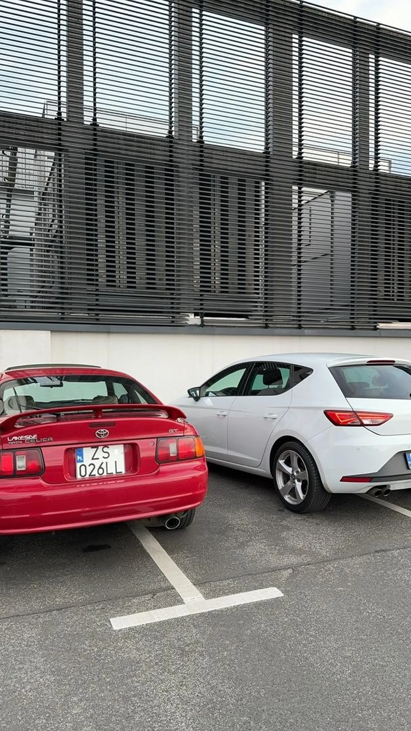 Kolega nie potrafi parkować.