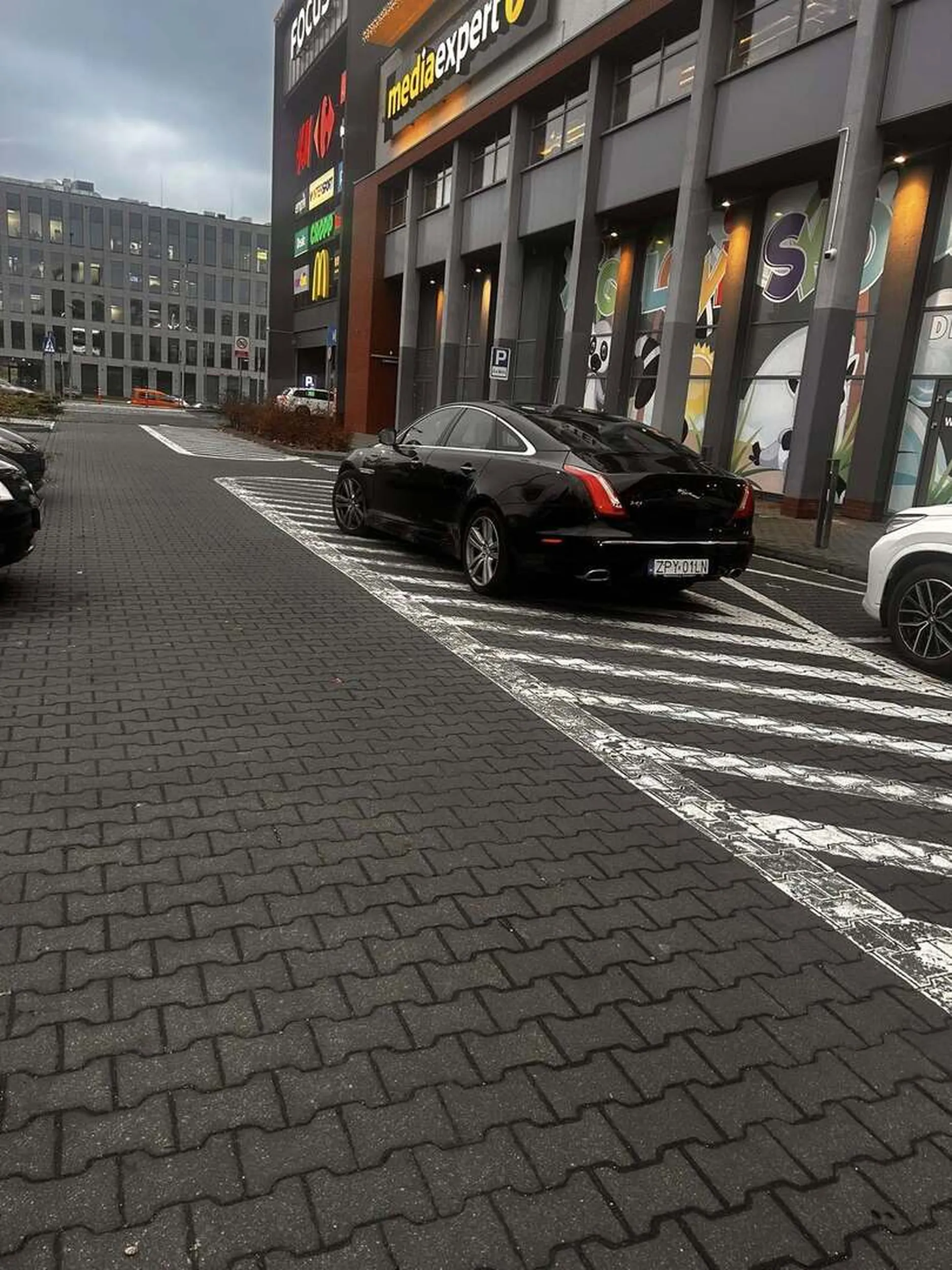 Spierdolina umysłowa ma tak upośledzony mózg, że nawet nie jest w stanie zaparkować w miejscu, w którym to jest dozwolone i nie przeszkadzające innym ludziom.