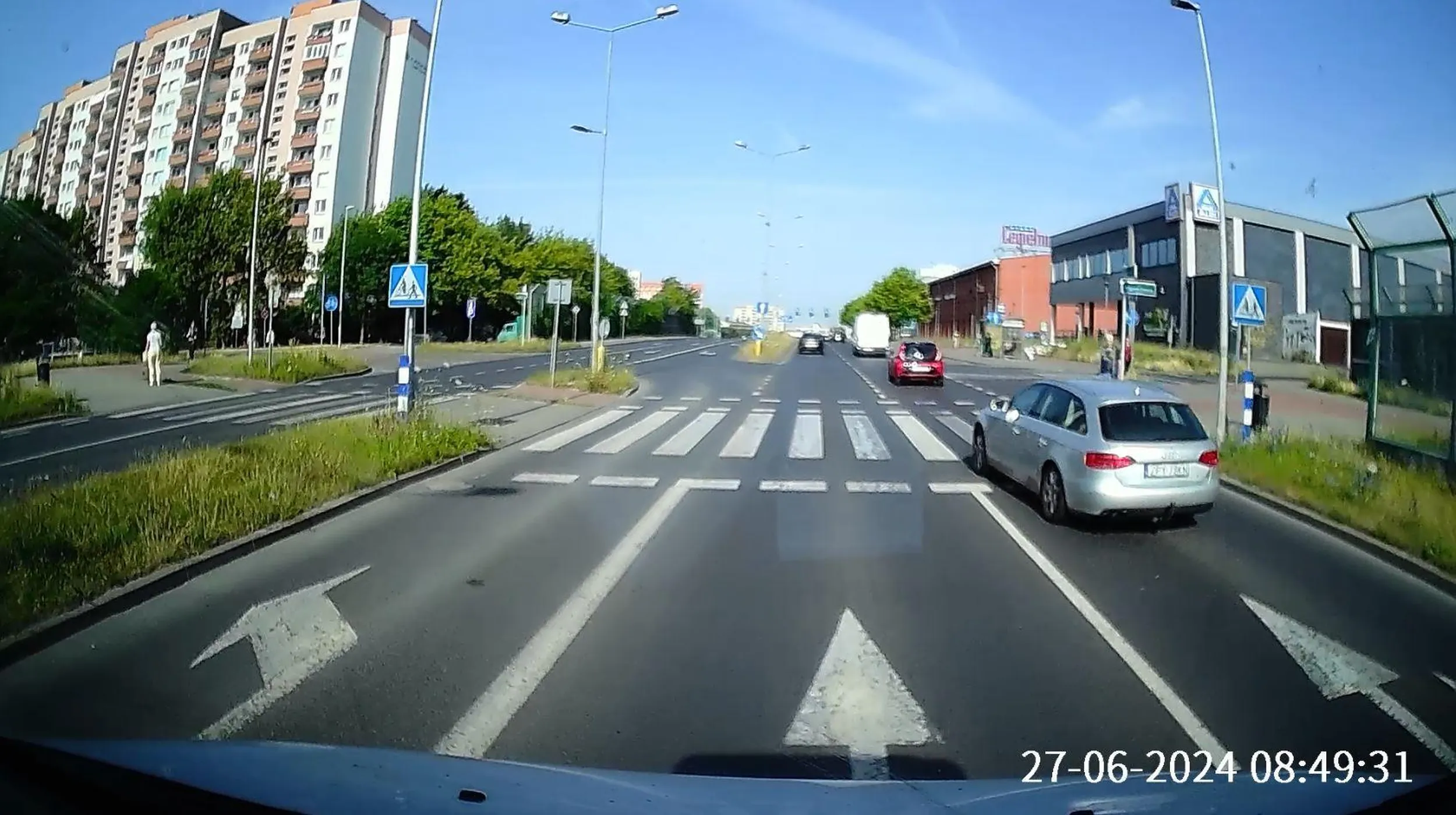 Кierowca nie ustąpił pierwszeństwa pieszemu, który wchodził na przejście, gdyż samochody obok prawie że zatrzymaly się. Wyprzedzanie na przejściu dla pieszych zaliczone, brawo