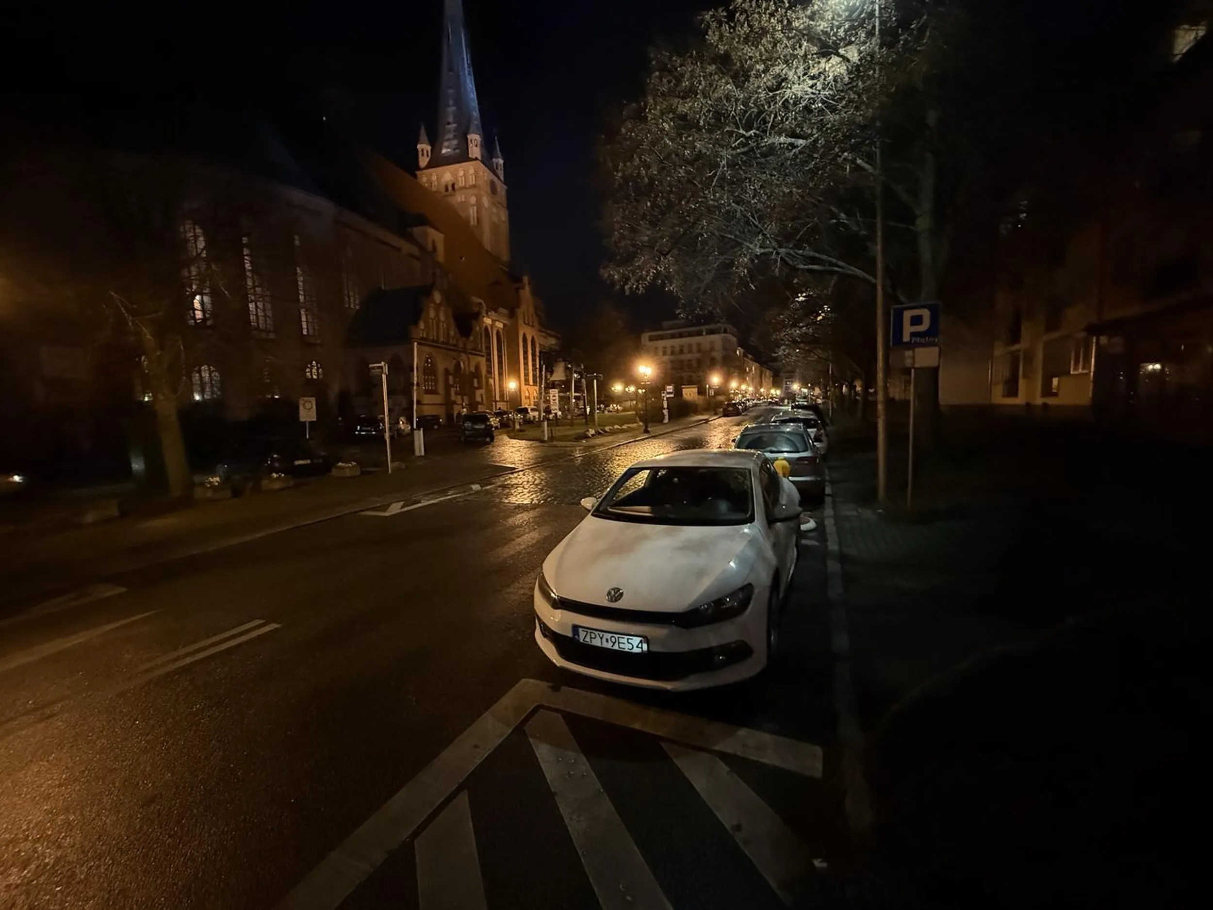 Nie rozróżnia miejsca parkingowego od sugerowanego przejścia dla pieszych.