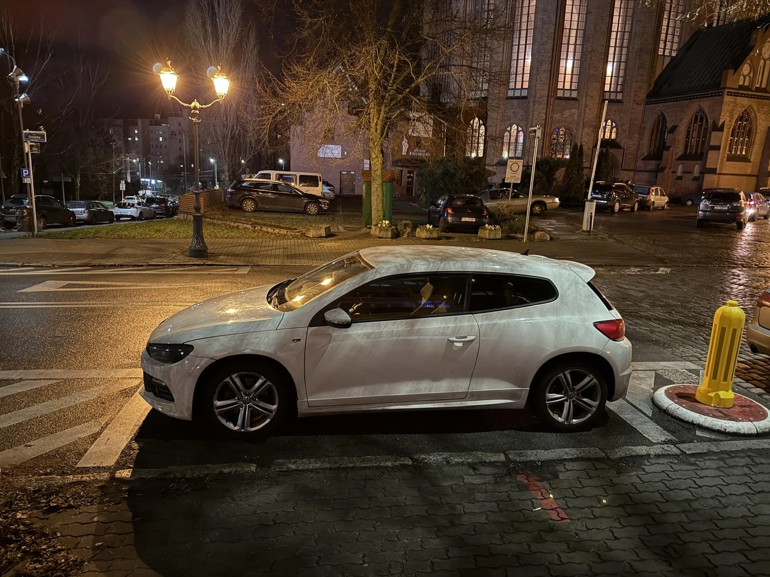 Nie rozróżnia miejsca parkingowego od sugerowanego przejścia dla pieszych.