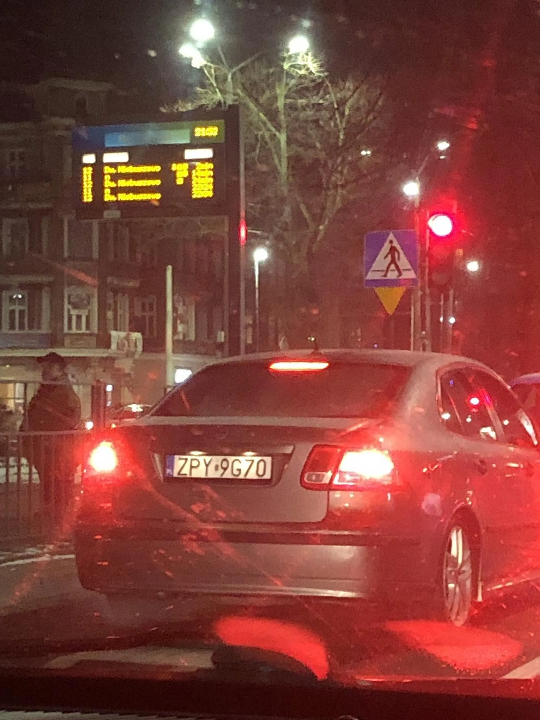 Burak, Cham i prostak, wozi dwie maniule i buja się po mieście, czekam na mandat