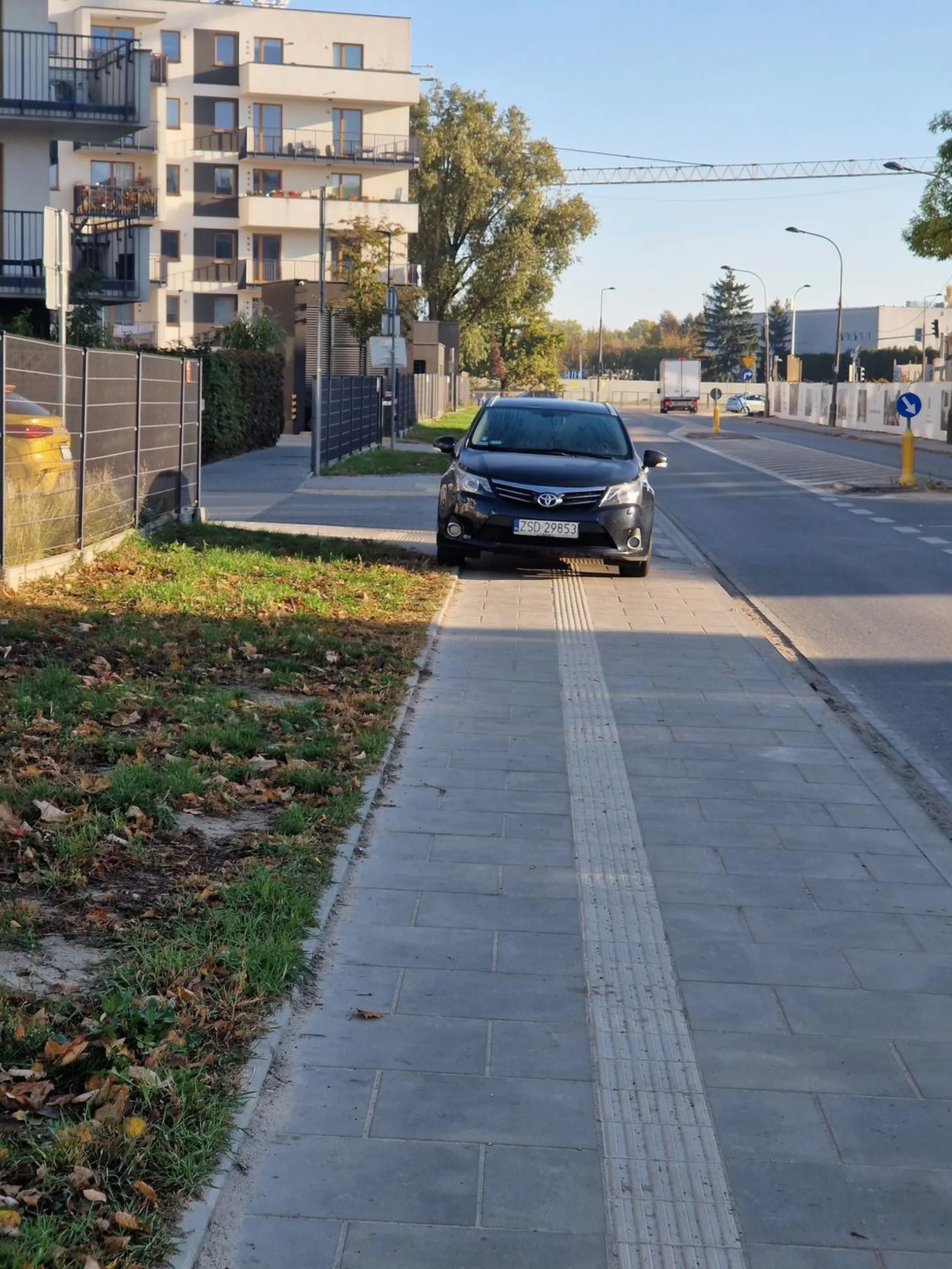 Mistrzu! Cały chodnik zablokowałes swoim parkowaniem. Ludzie muszą albo trawnikiem chodzić albo ulicą bo musiaĺes prxy samej bramie zaparkować zamiast podjechac dalej..