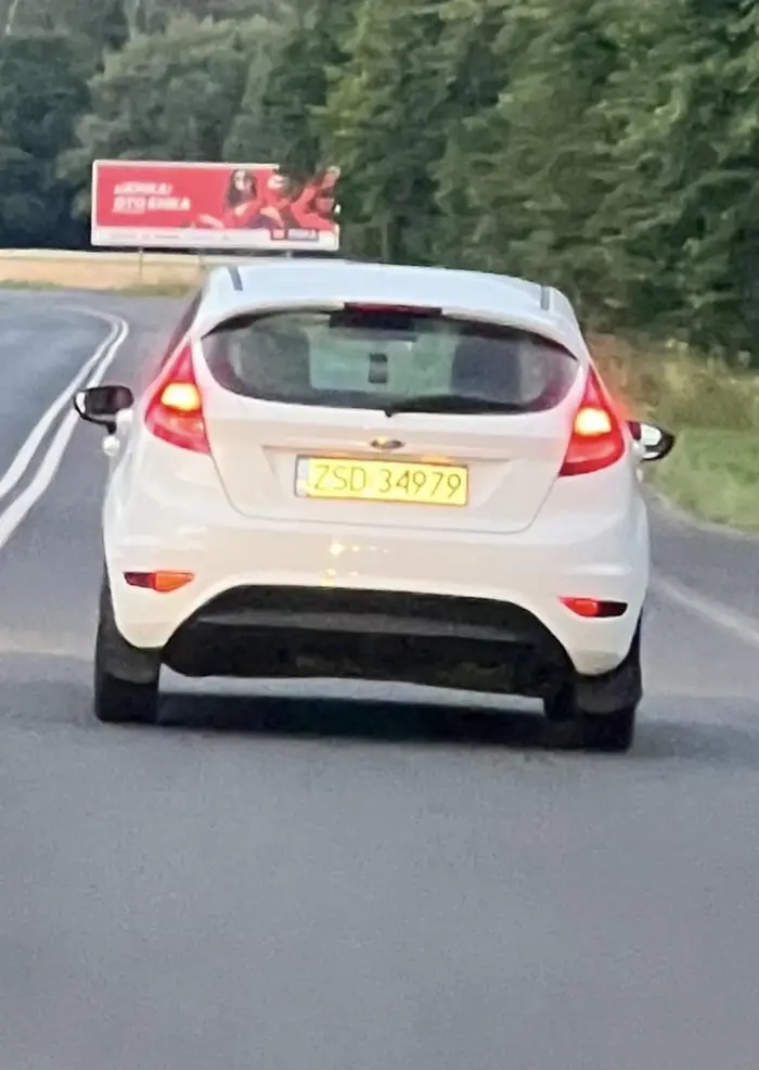 Uwaga jestem drogowym kaleką wyprzedzam swoją białą padaką na czołówkę, mama chodziła ze mną do lekarza myślała że ja chory a jam jest poprostu D.E.B.I.L:(