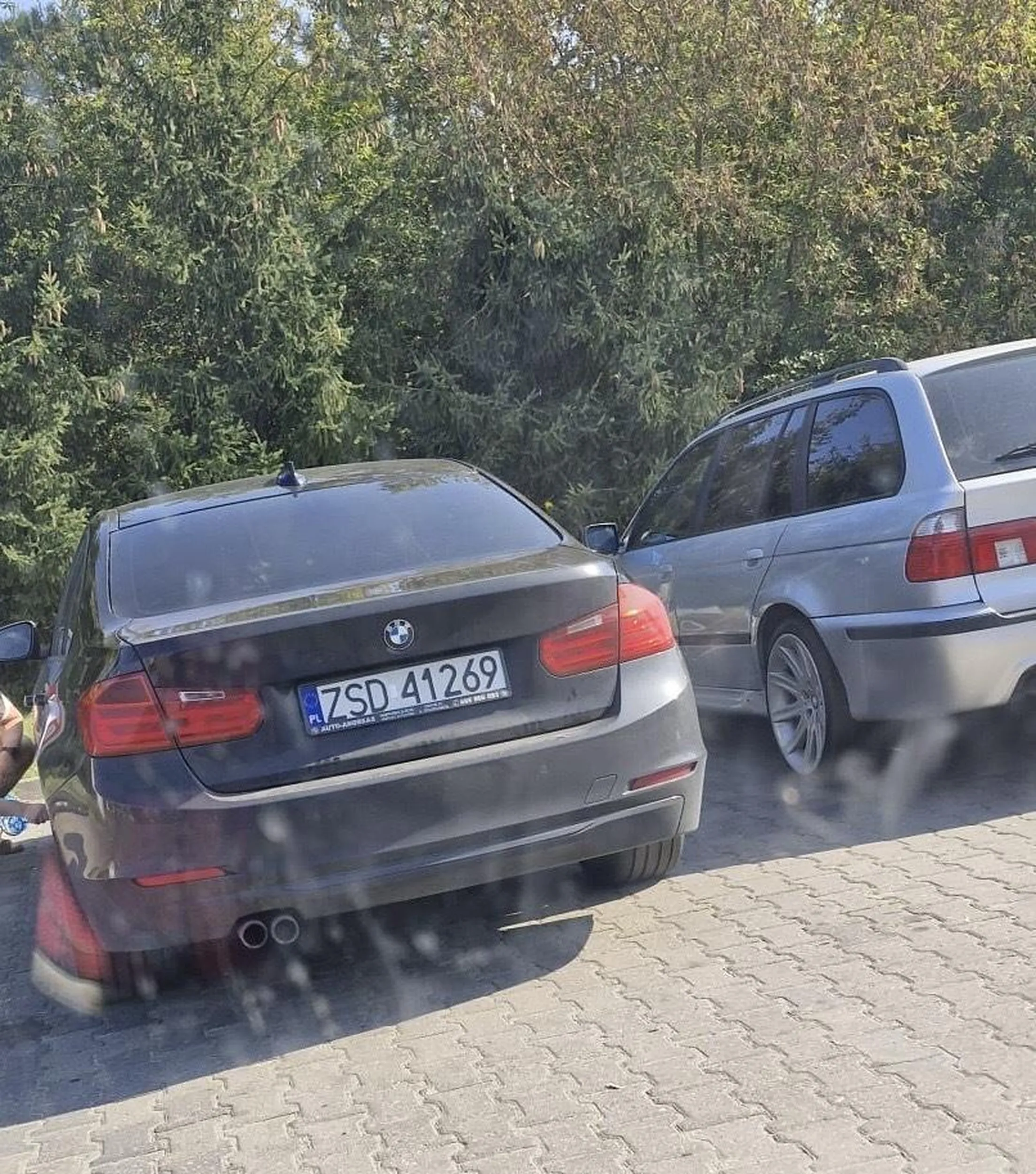 Jaśnie Pan, ma problem ze pohamowaniem swoich nerwów, obraża, szarpie za klamkę i przeklina przy małych dzieciach, lepiej na niego uważać