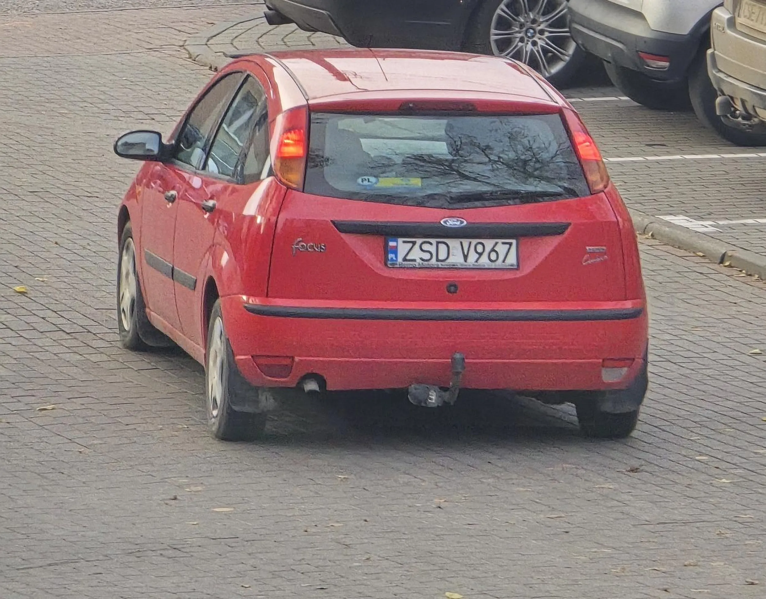 Jakim jest kierowcą nie wiem ale ma ogólnodostępny szalet a z dumą oddaję mocz na ścianę szaletu. Po zakończonym procederze zero dalszej higieny. Najlepiej nie podawać mu ręki na powitanie.