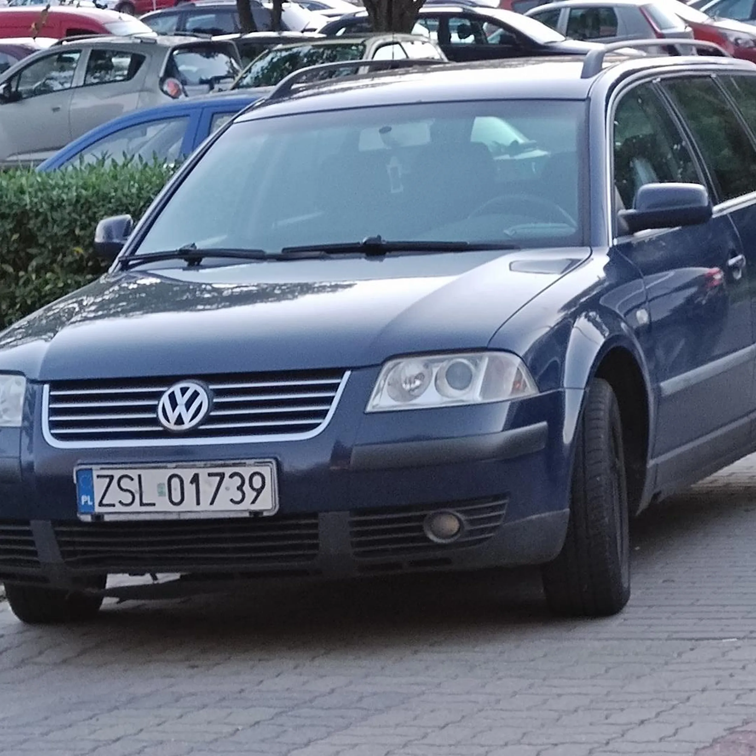 Pani ewidentnie ma problem natury "zaparkuję byle gdzie, byle jak najbliżej klatki" Prawie codziennie stawia auto na środku chodnika, pomimo wielu wolnych miejsc parkingowych w promieniu 10m od auta