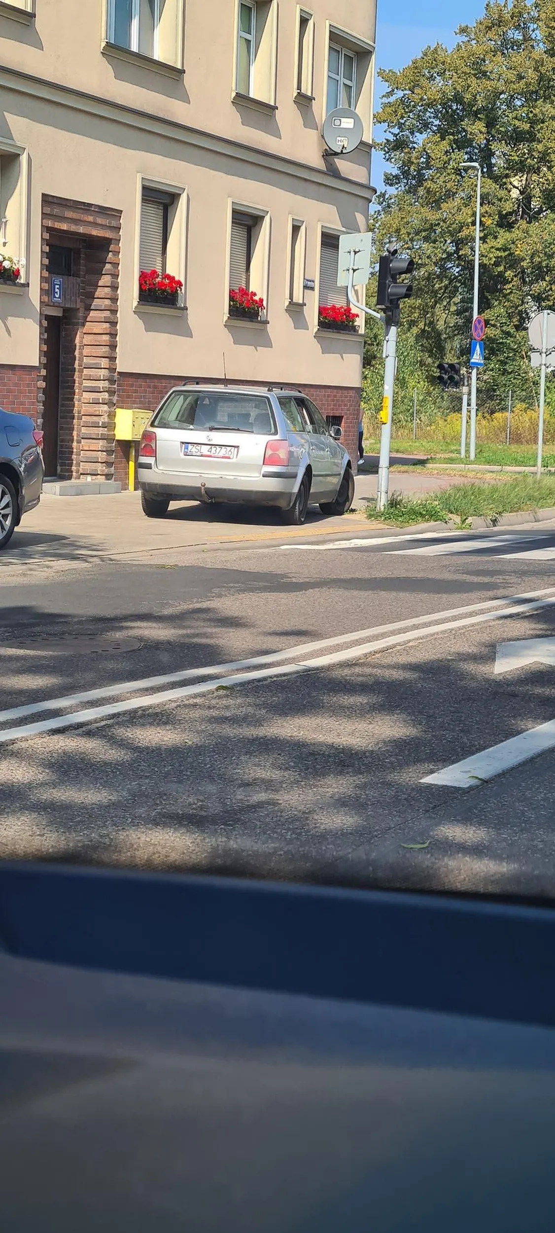 U was na wsi moze i nie ma chodnikow i przejsc dla pieszych ale przepisy trzeba znać