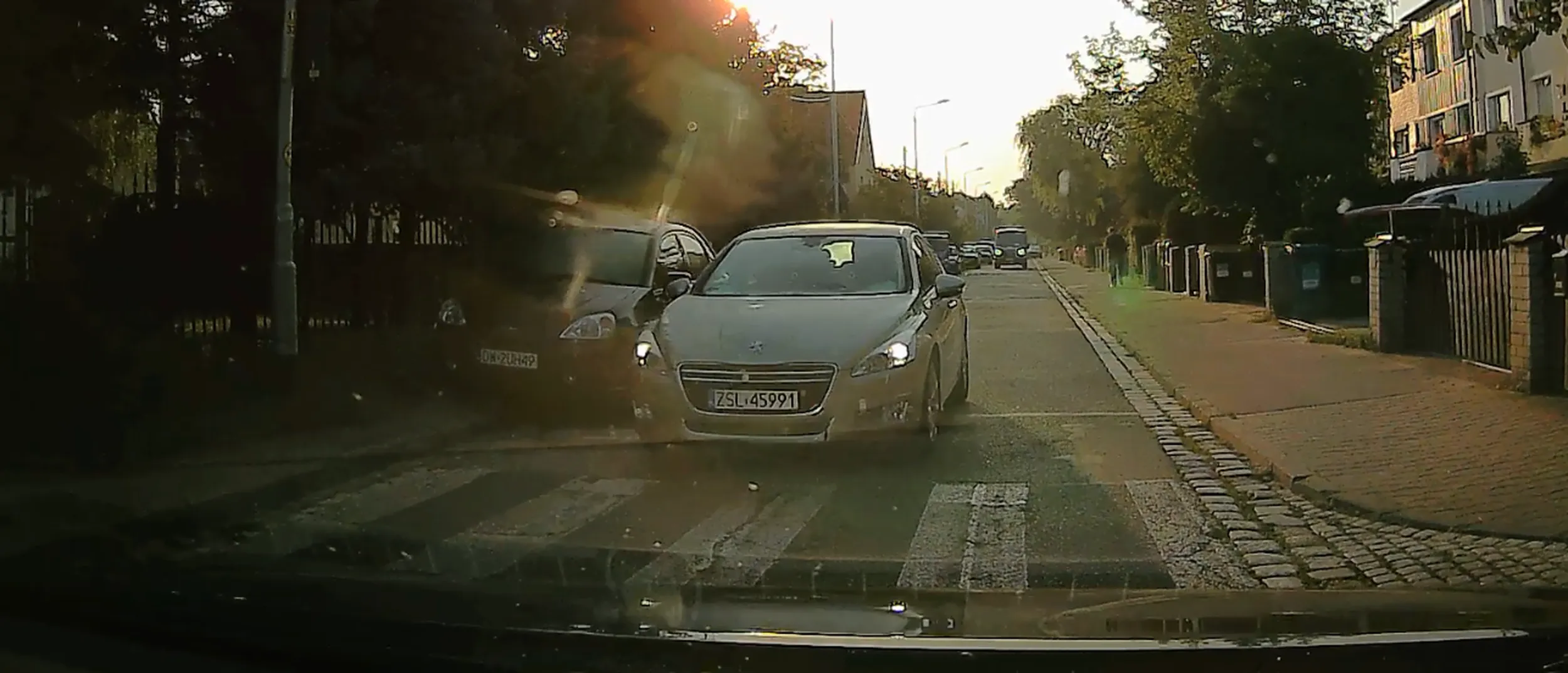 Wymusza pierwszenstwo na zwezonej drodze.