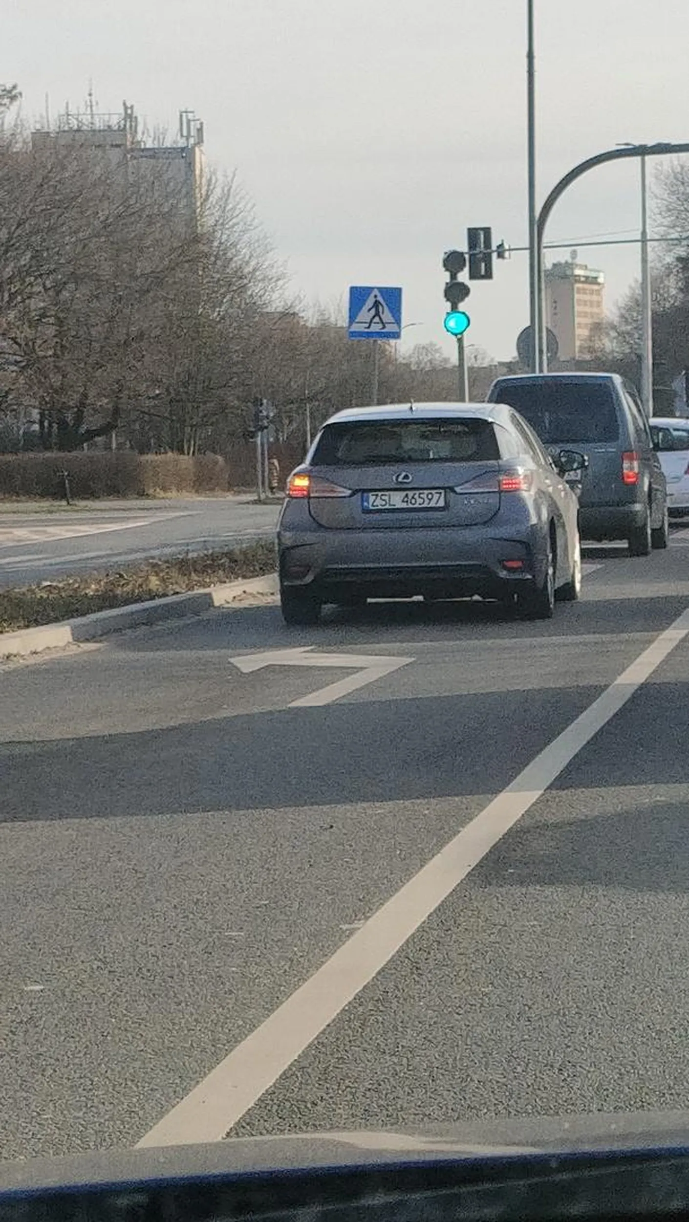 Następny mądry który przyspiesza w trakcie wyprzedzania i zajeżdża drogę na pasie...