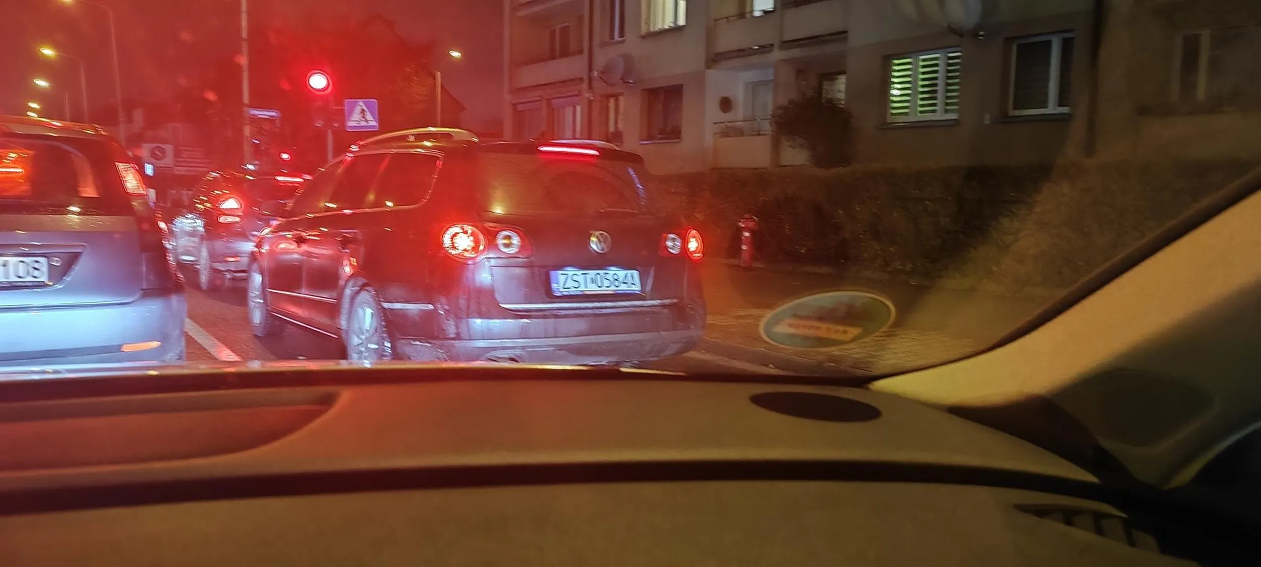 wjezdza na rondo nie ustepujac pierwszenstwa pojazdom bedacym juz na rondzie.