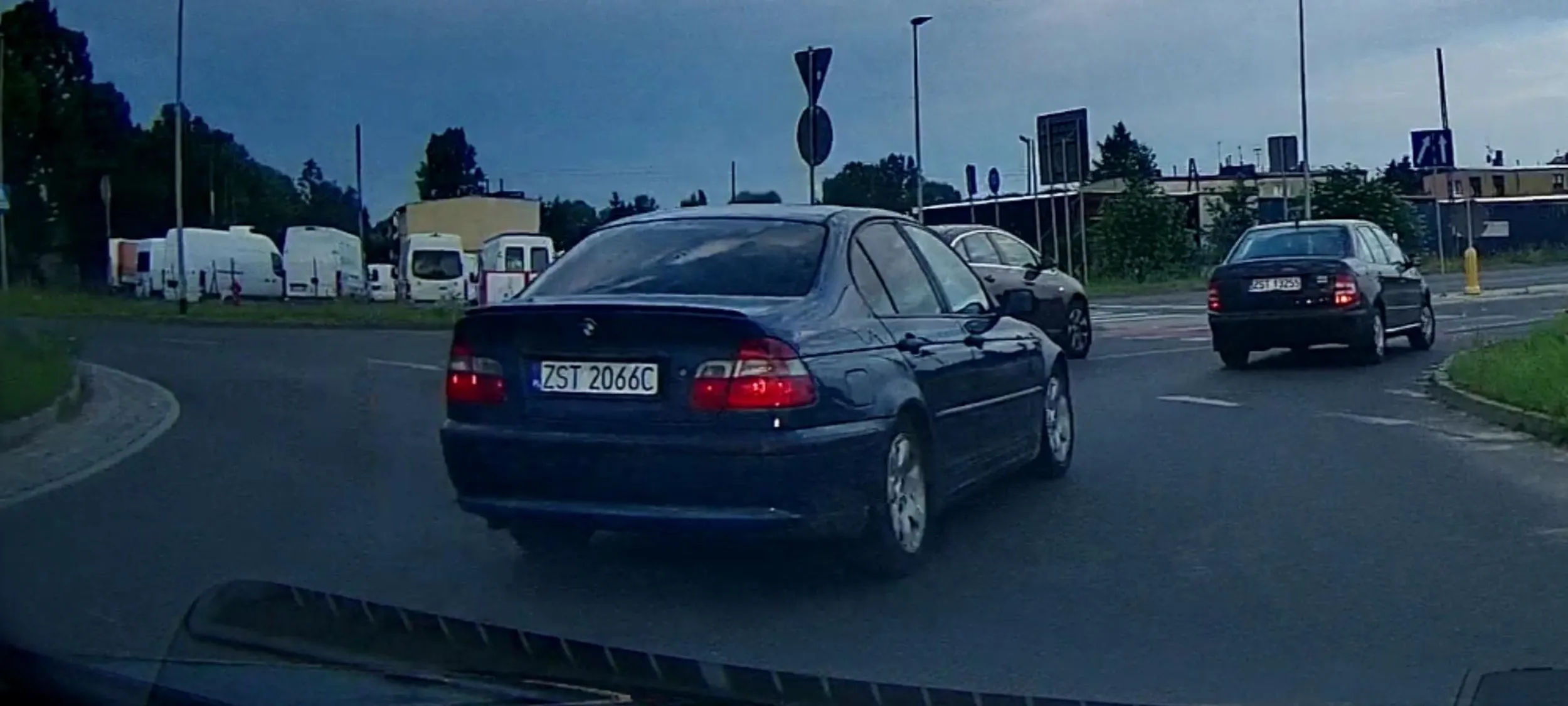 Kierowcy niebieskiego BMW napewno spieszylo sie na pierwszą zmianę do Żabki, bo ściął z wewnętrznego pasa na rondzie tuż przed moim autem, a potem jeszcze na kończącym się pasie wyprzedzał kolejne auta.