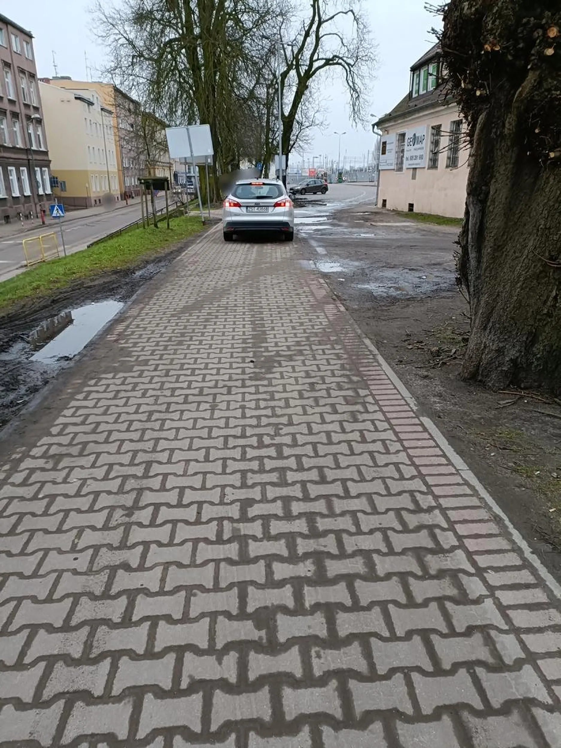 Brawo kłania się art. 26 ust. 3 pkt 3 ustawy Prawo o ruchu drogowym. I stwierdza on wyraźnie, że "kierującemu pojazdem zabrania się jazdy wzdłuż po chodniku