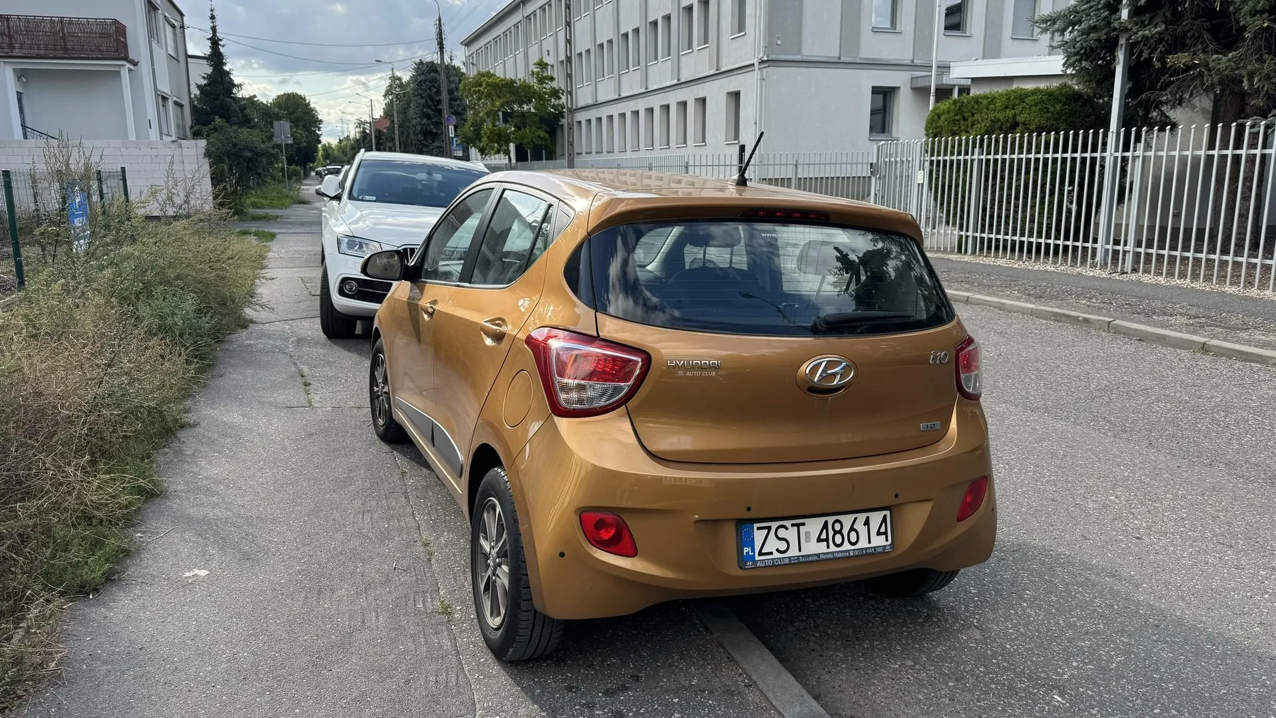 Nie pozostawiono 1,5 metra dla pieszych.